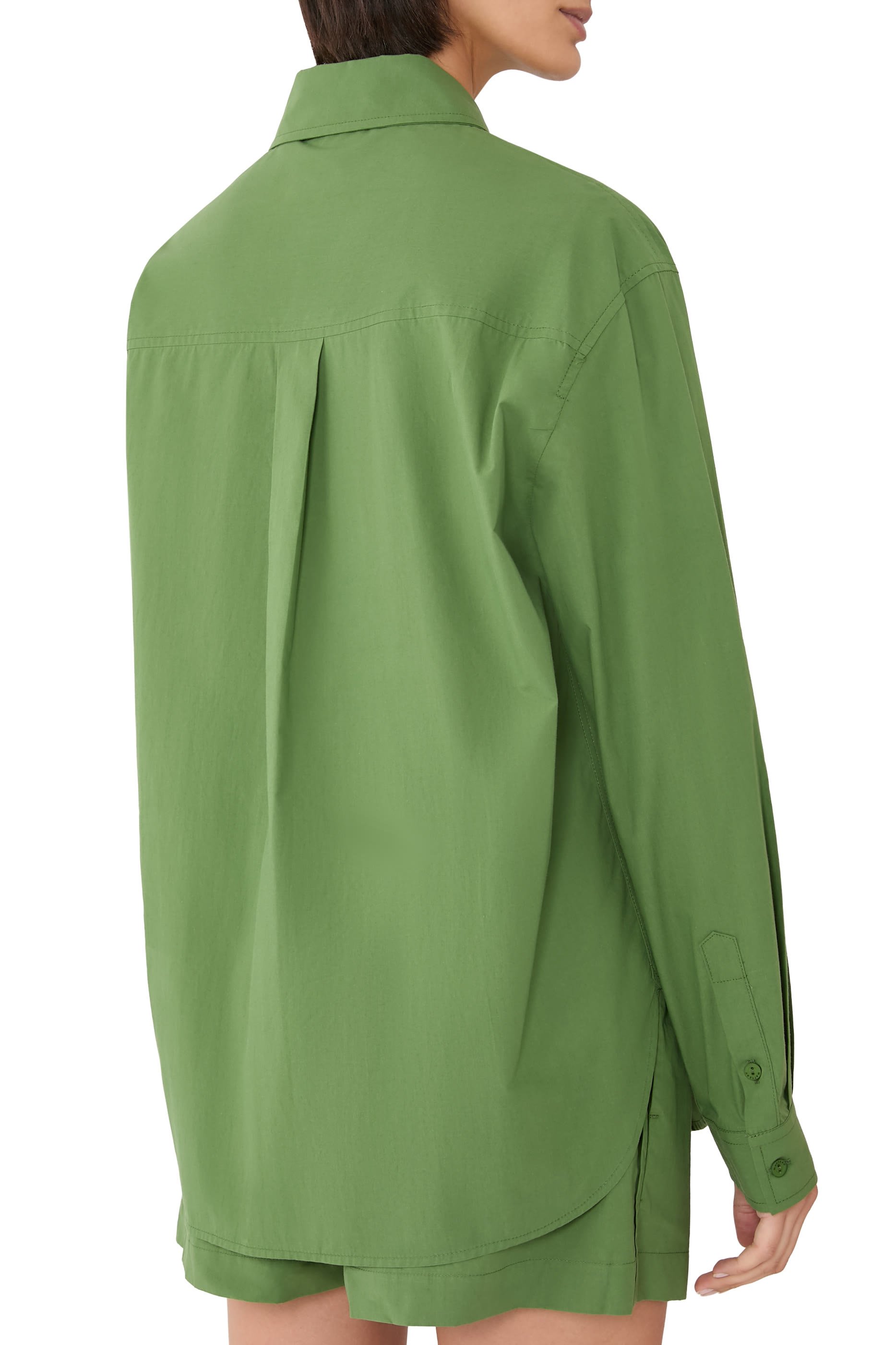 قميص بأكمام طويلة وقصة مريحة