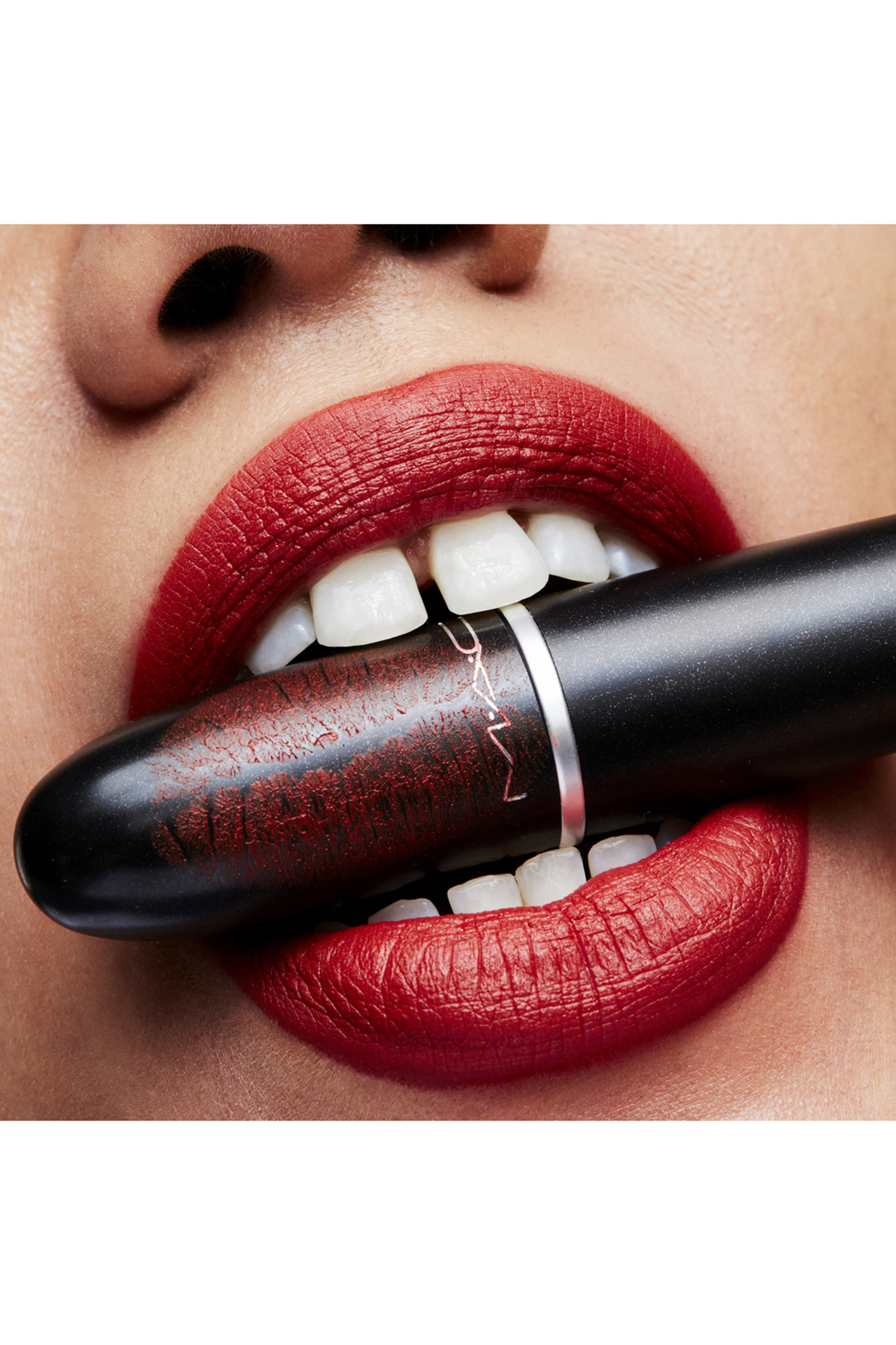 أحمر شفاه غير لامع