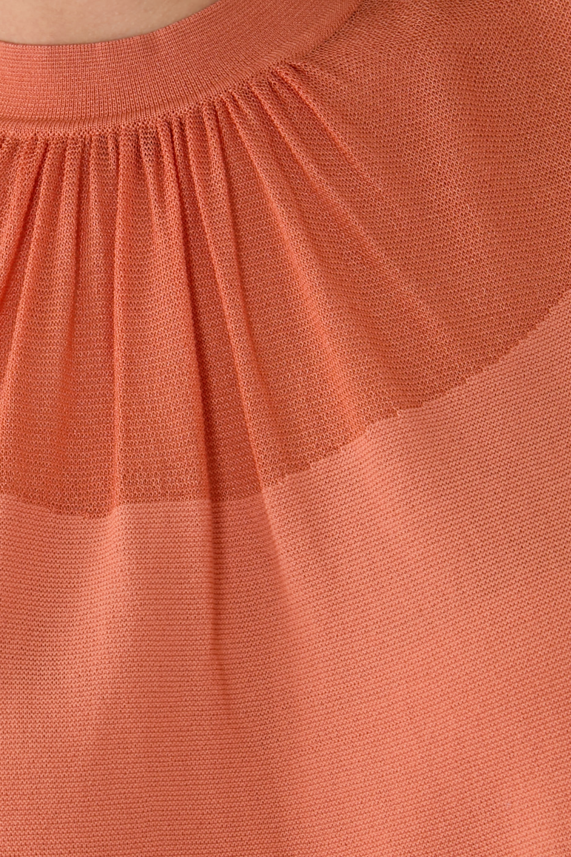 بلوزة بظهر منسوج