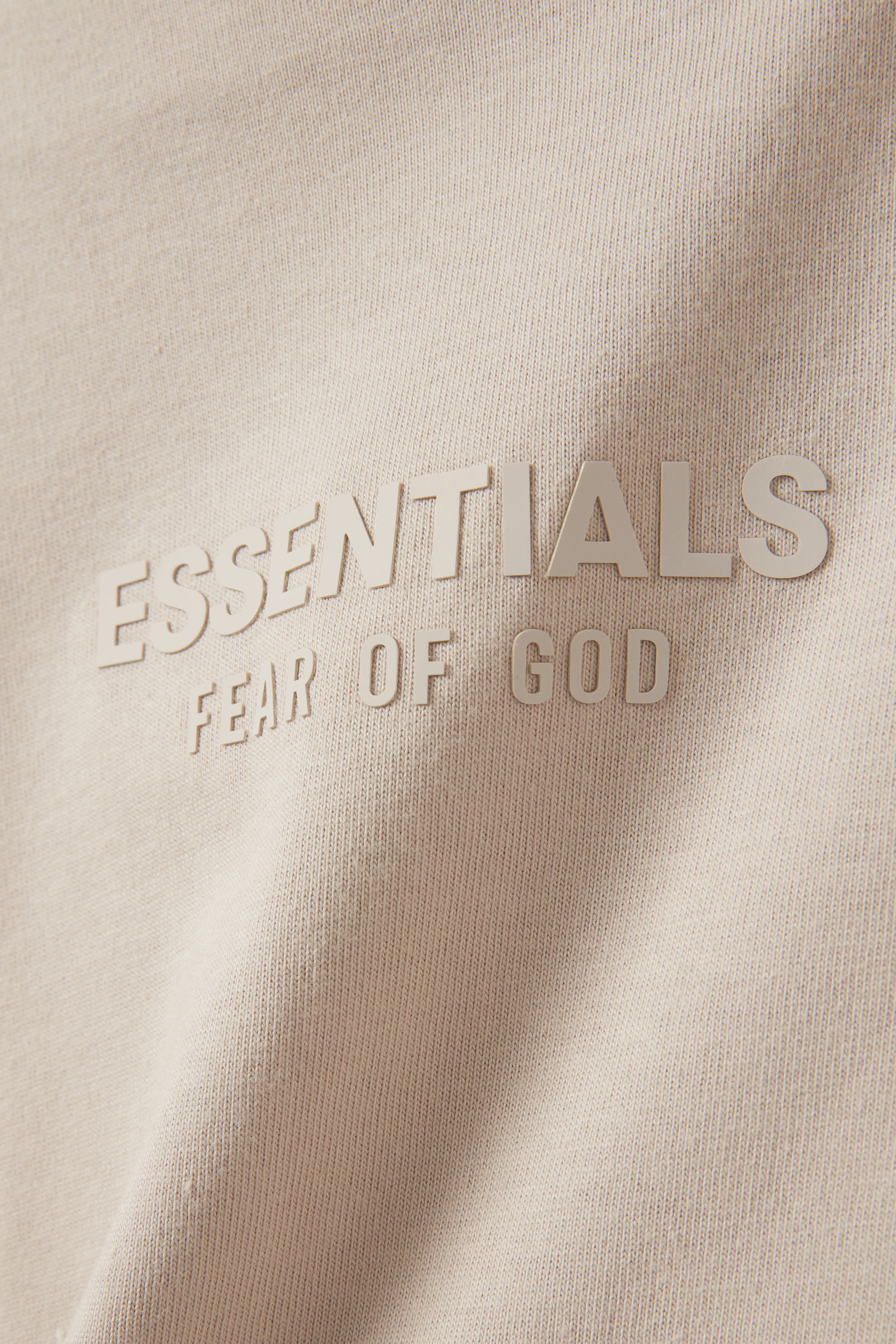 تيشيرت بأكمام قصيرة وشعار الماركة