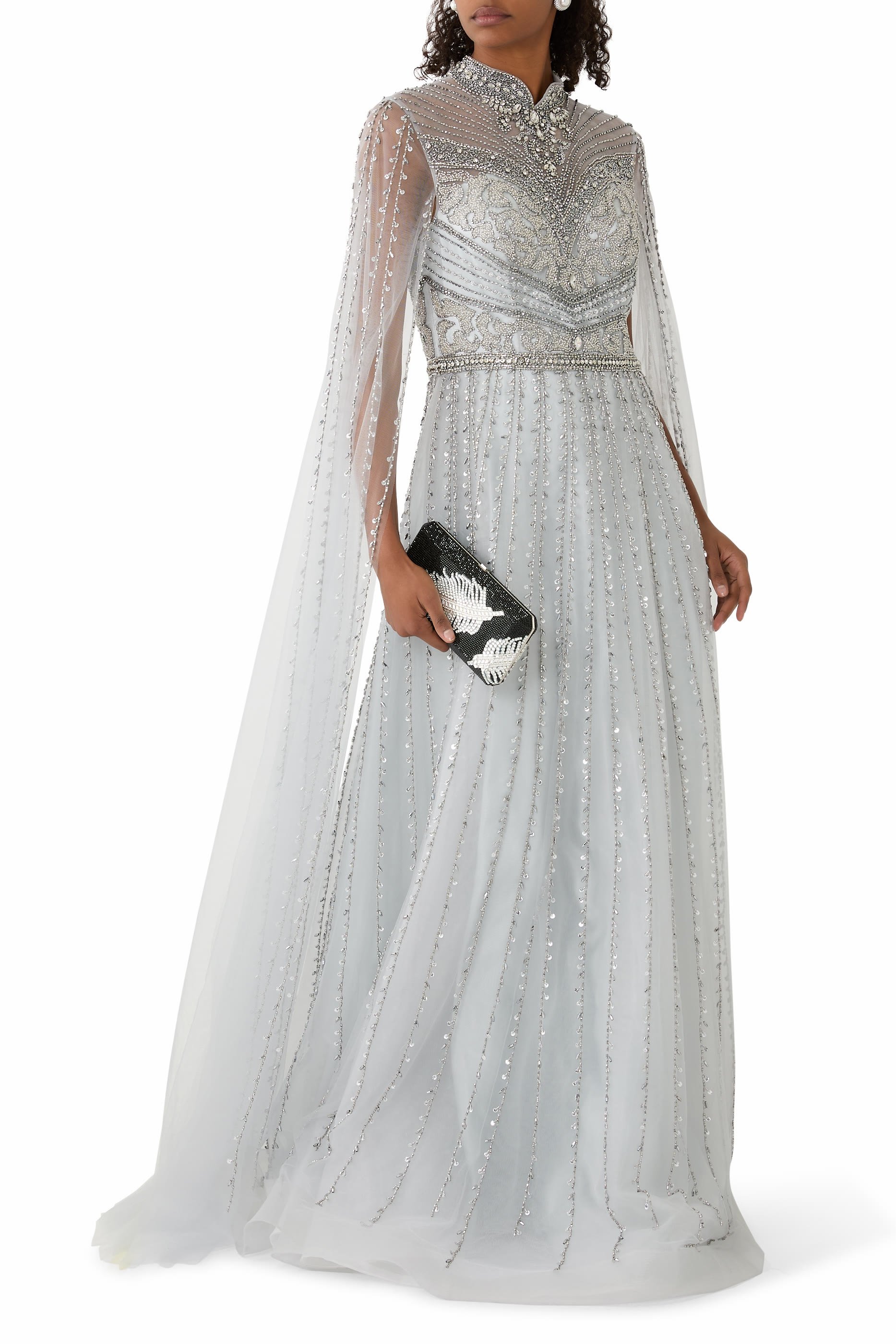 فستان سهرة بأكمام كاب