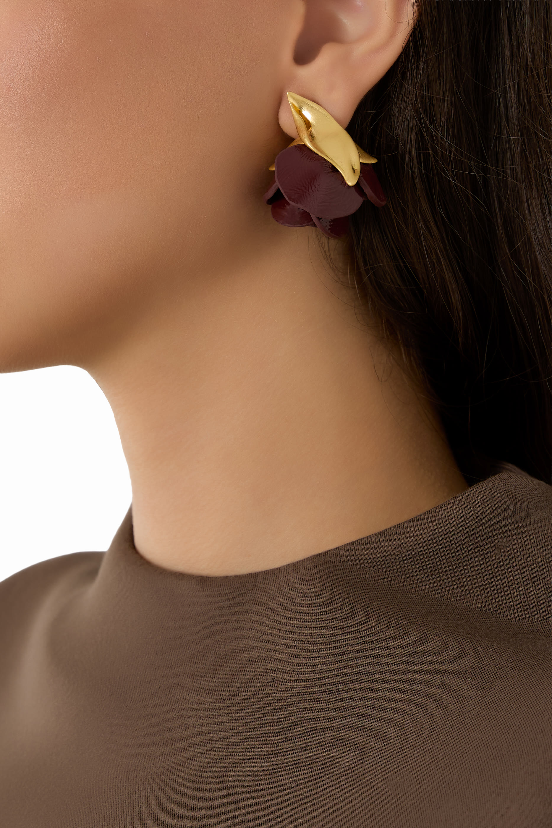 أقراط بتصميم براعم ورد مرصعة بأحجار زركونيا مكعبة، جلد