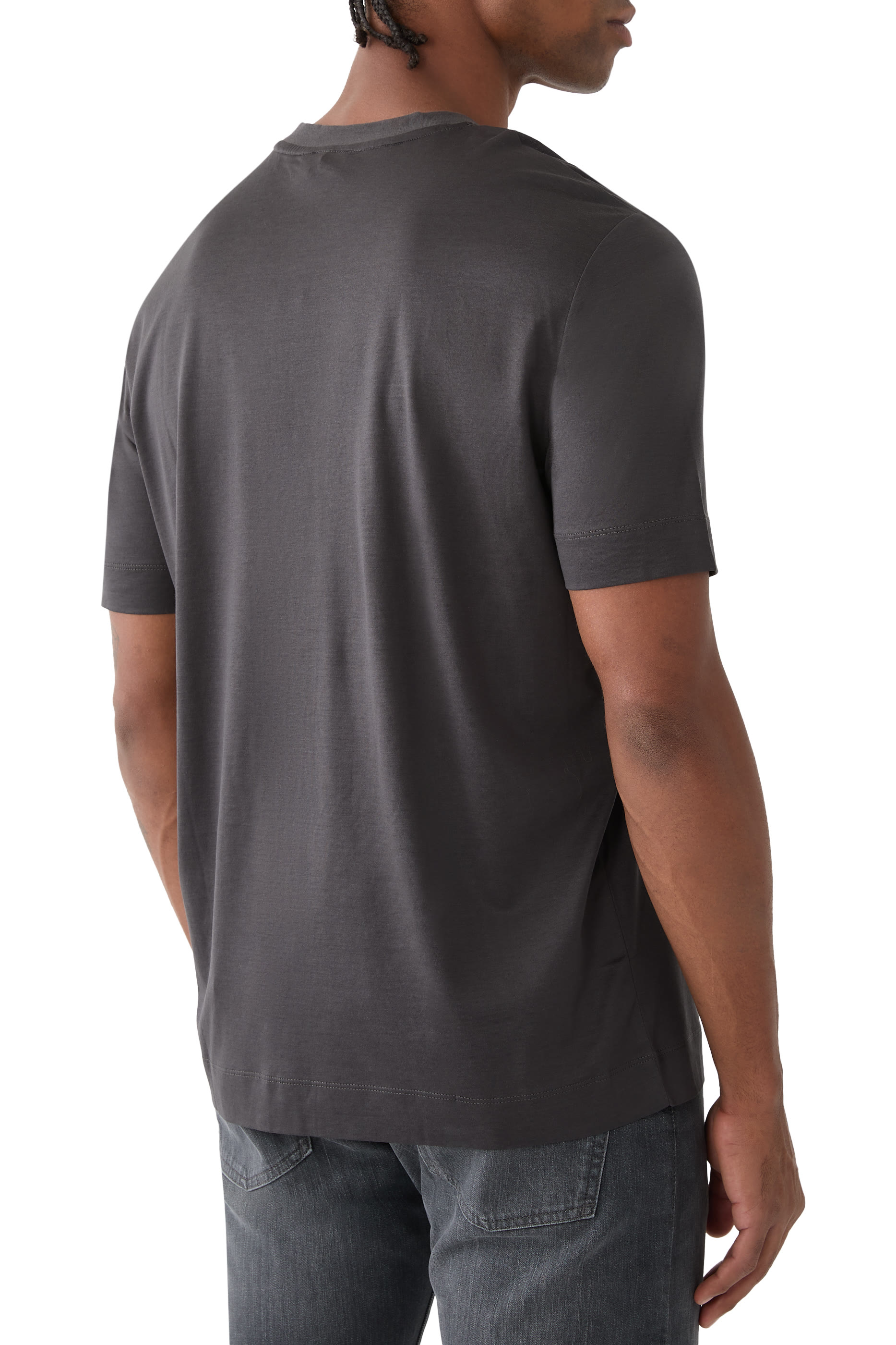 تيشيرت بأكمام قصيرة وشعار الماركة