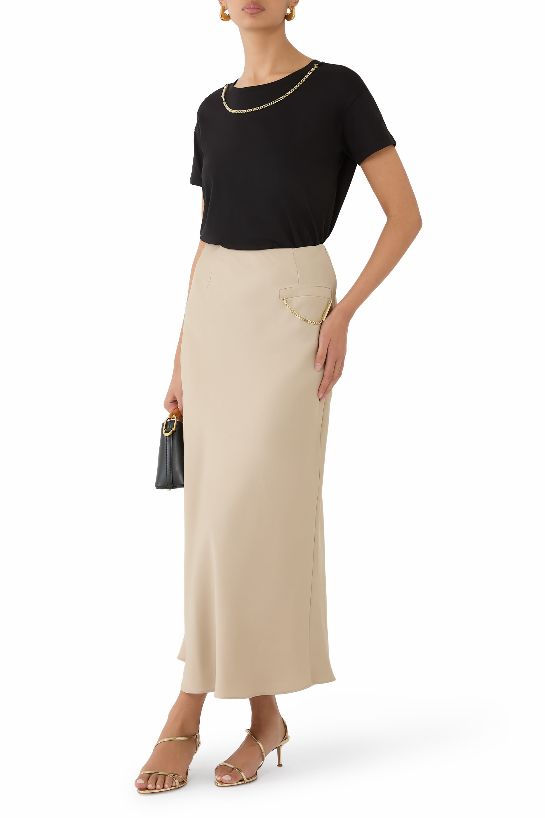 تيشيرت بياقة مزينة بسلسلة من تشكيلة الملابس شبه الرسمية