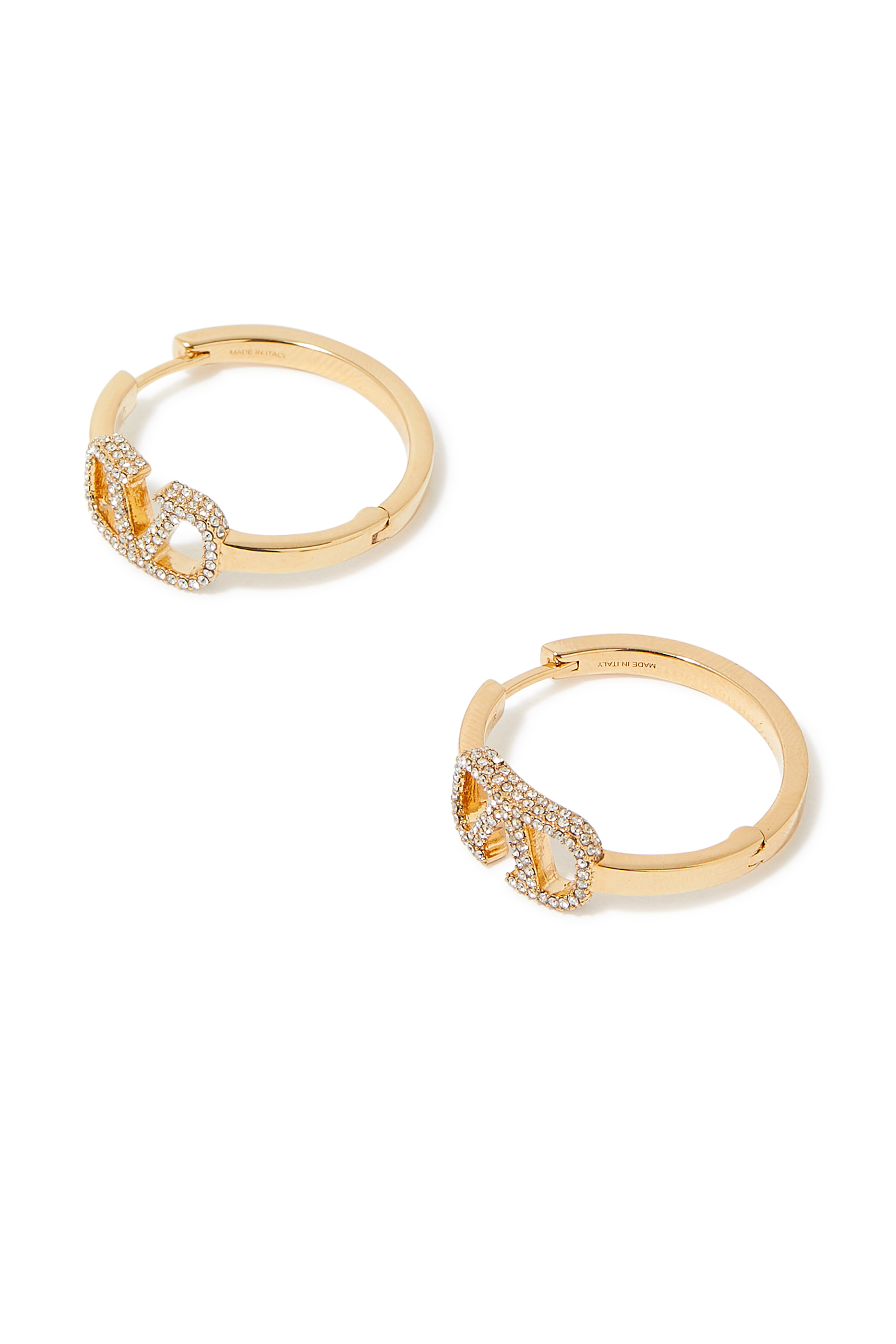 أقراط مزينة بشعار الماركة مرصع