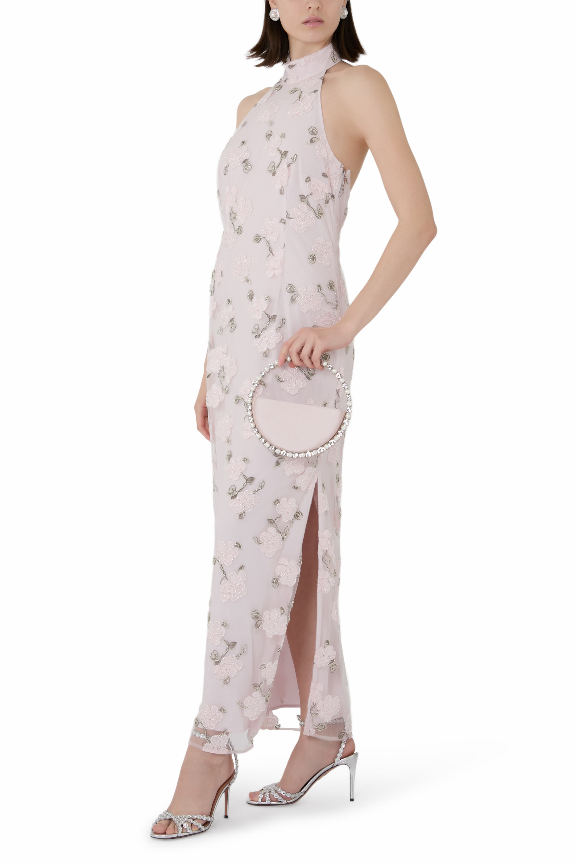 فستان طويل مزين بخرز وزهور