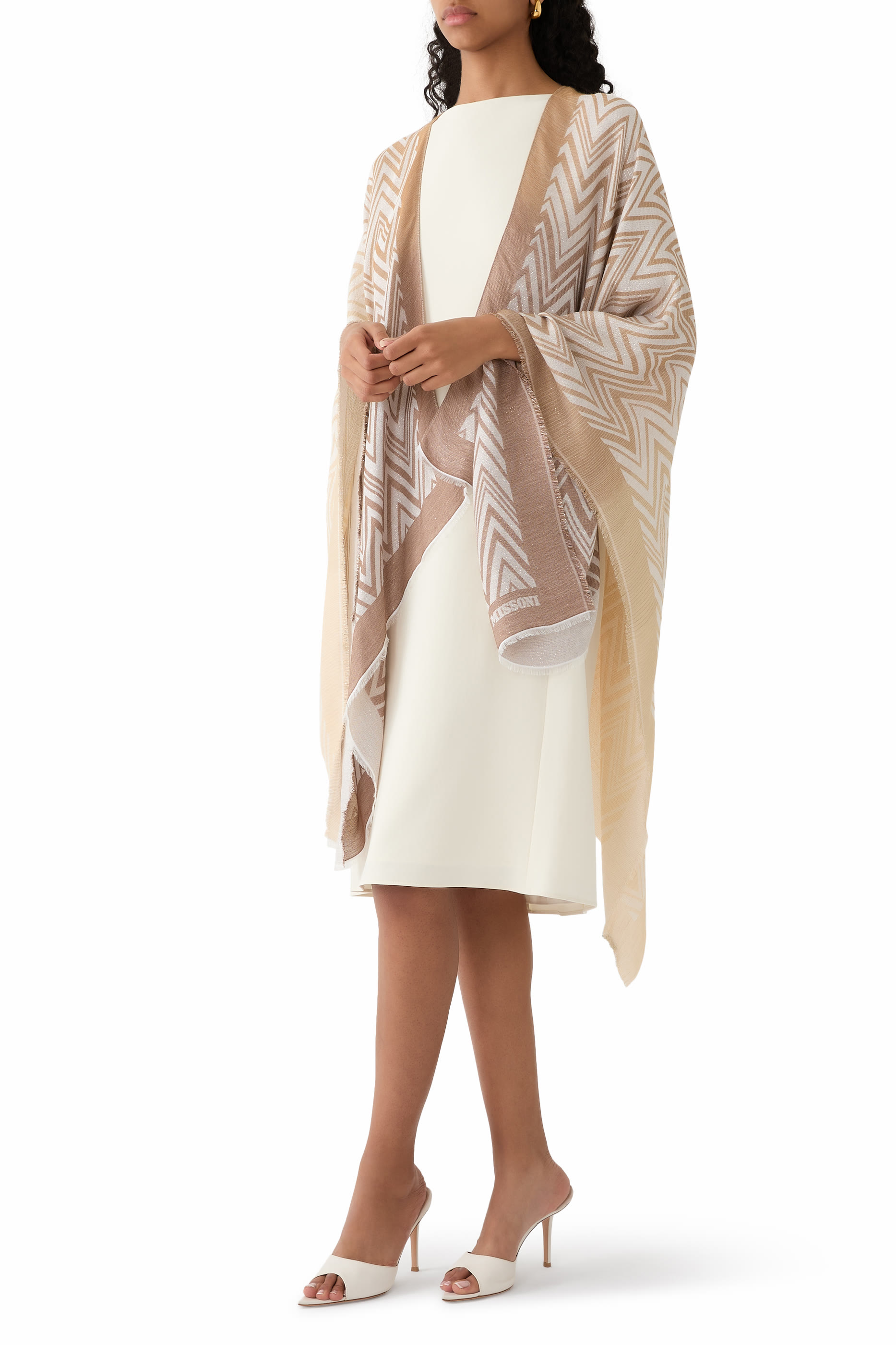 وشاح بنقشة خطوط متعرجة