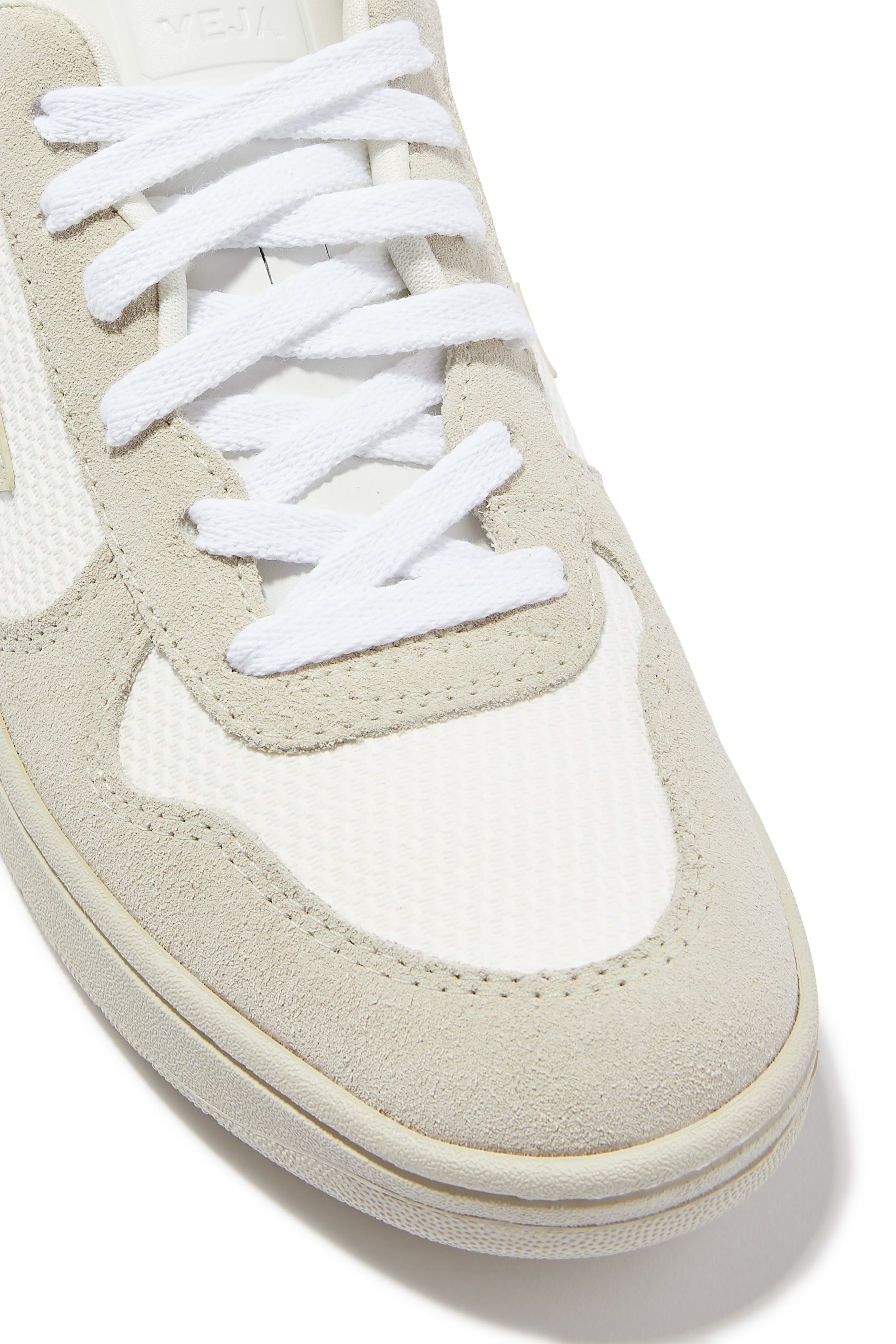 سنيكرز V-10 بتصميم كاحل منخفض قماش شبكي وشمواه