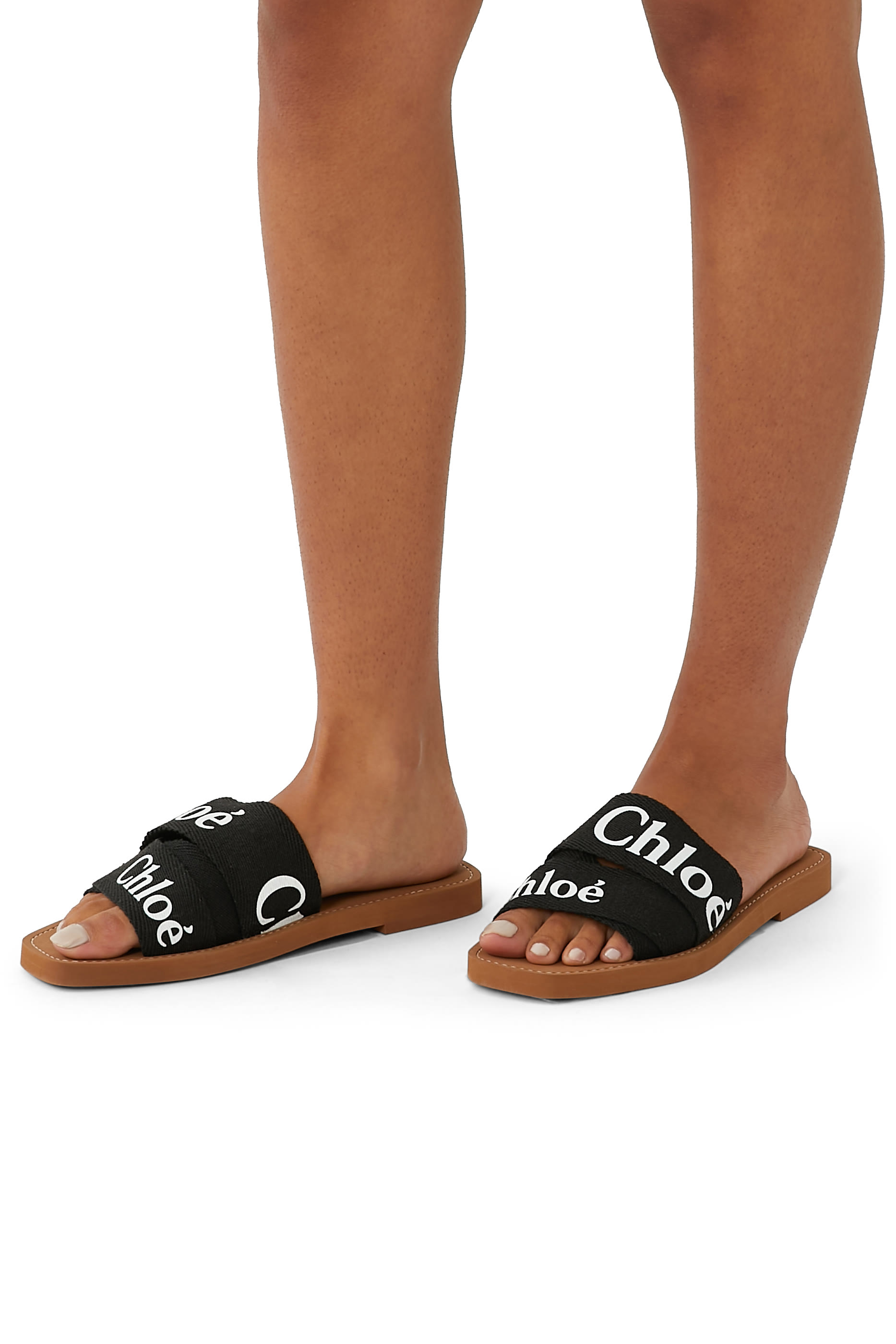 حذاء وودي مفتوح من الخلف بشعار الماركة