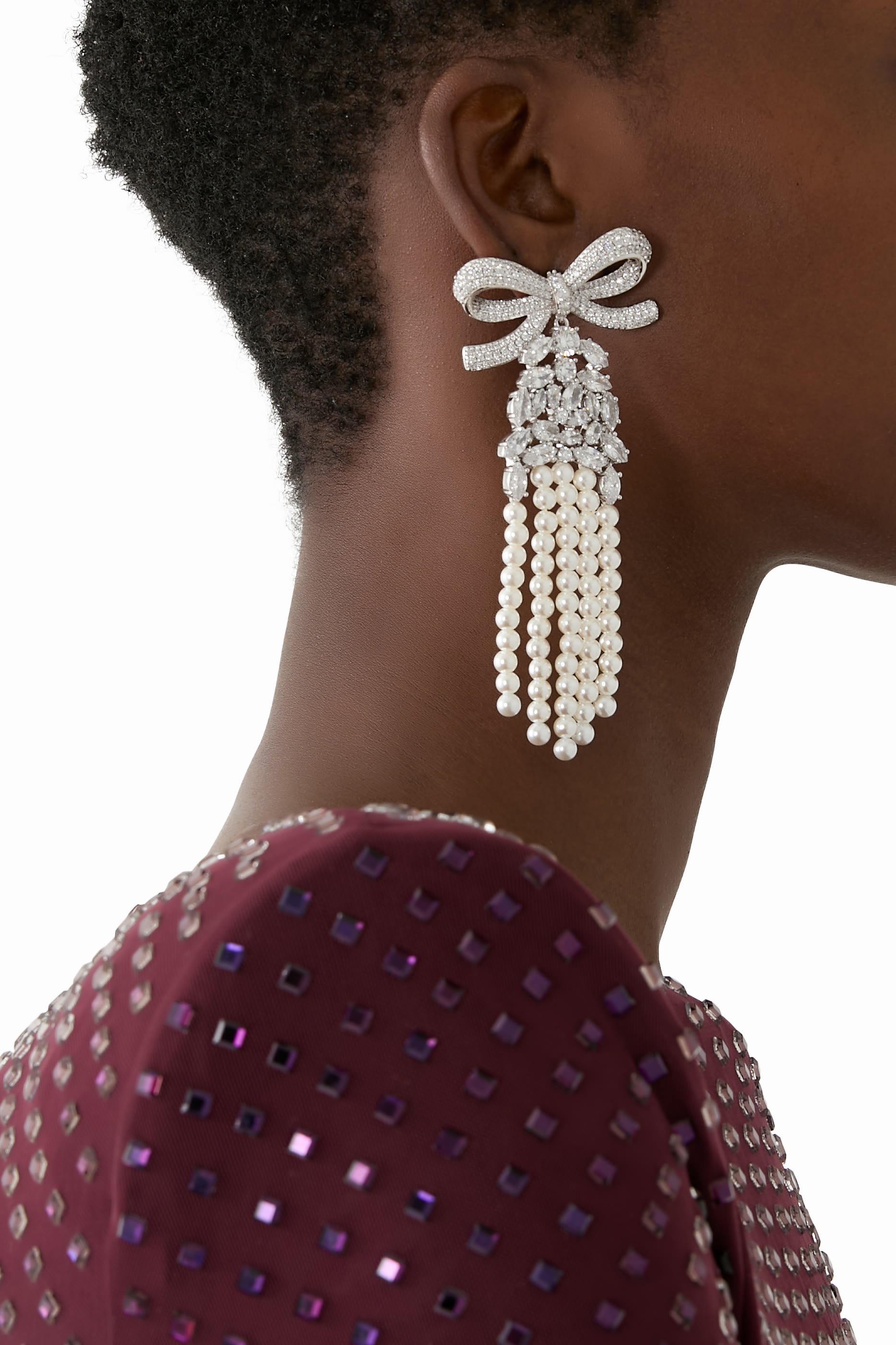 أقراط بتصميم فيونكة مزينة بكريستال ولآلئ متدلية