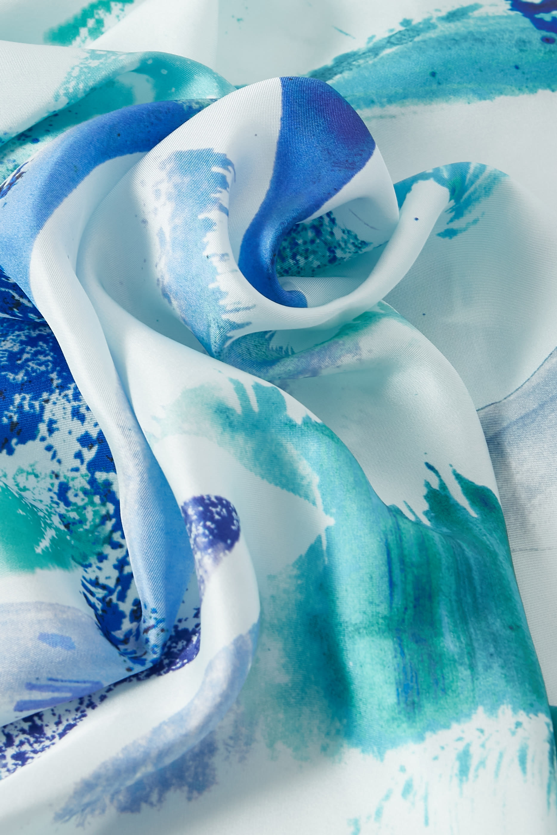 وشاح فولار بنقشة وشعار الماركة