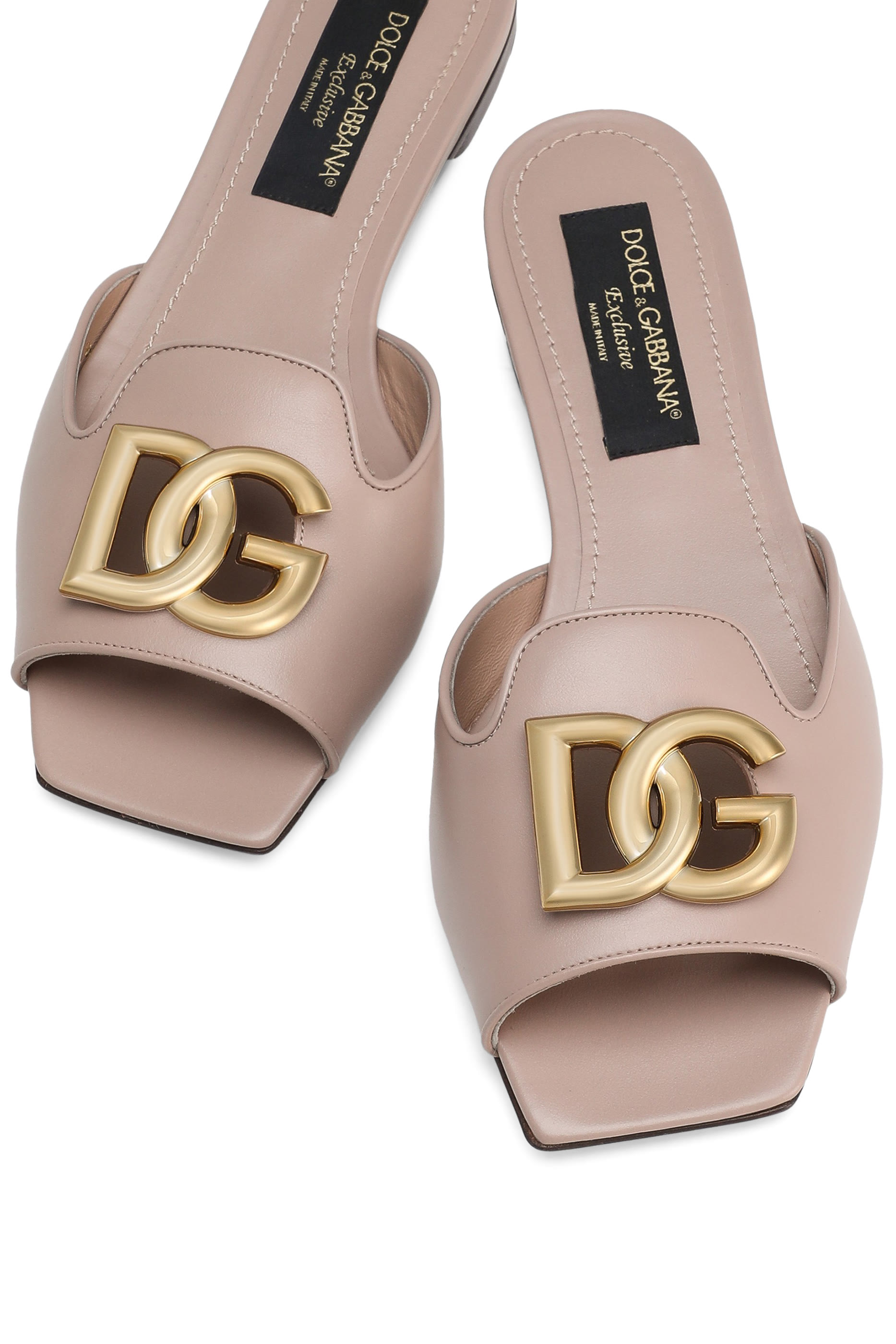 حذاء مفتوح من الخلف بشعار الماركة