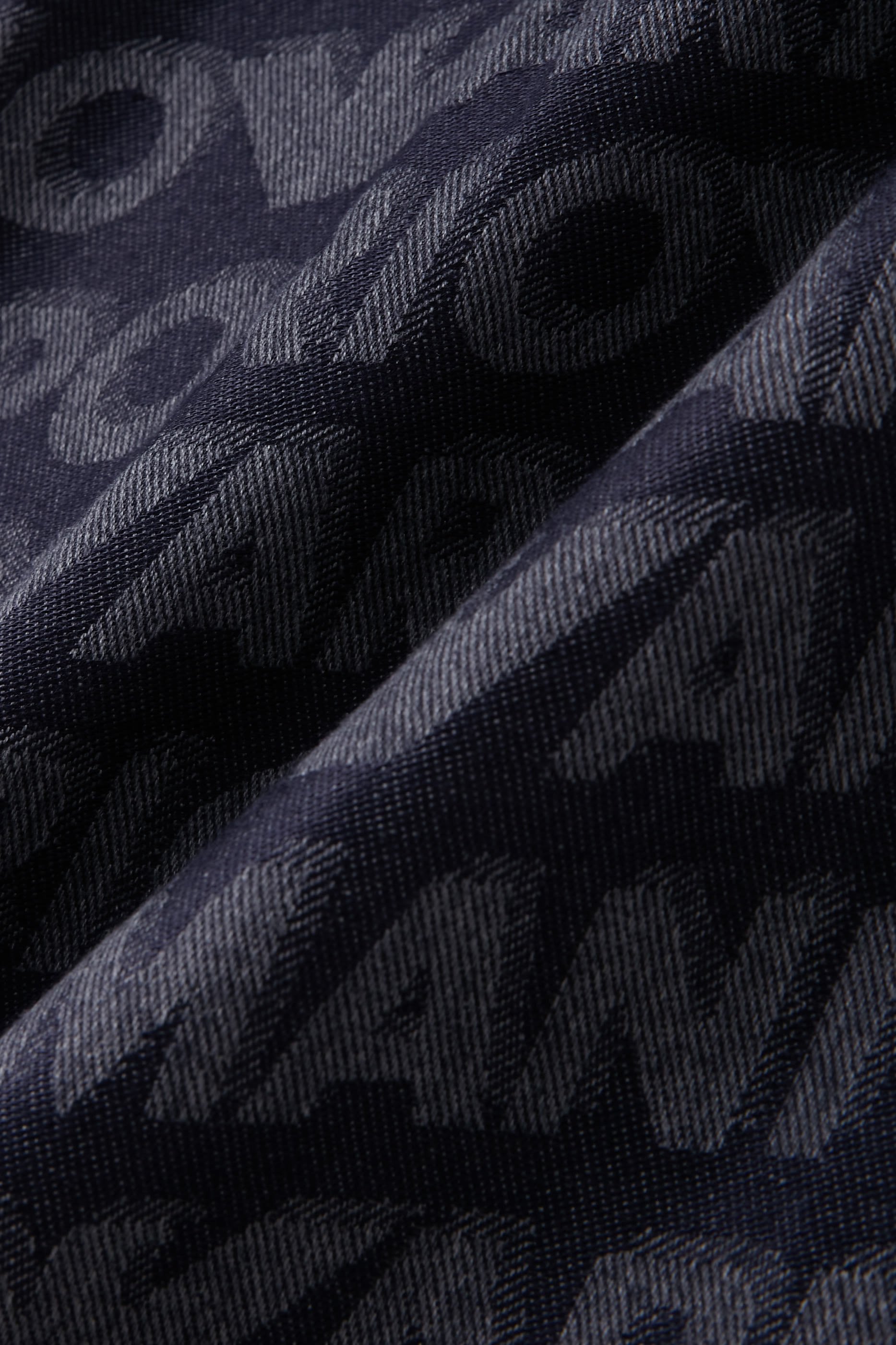 وشاح بنقشة شعار الماركة