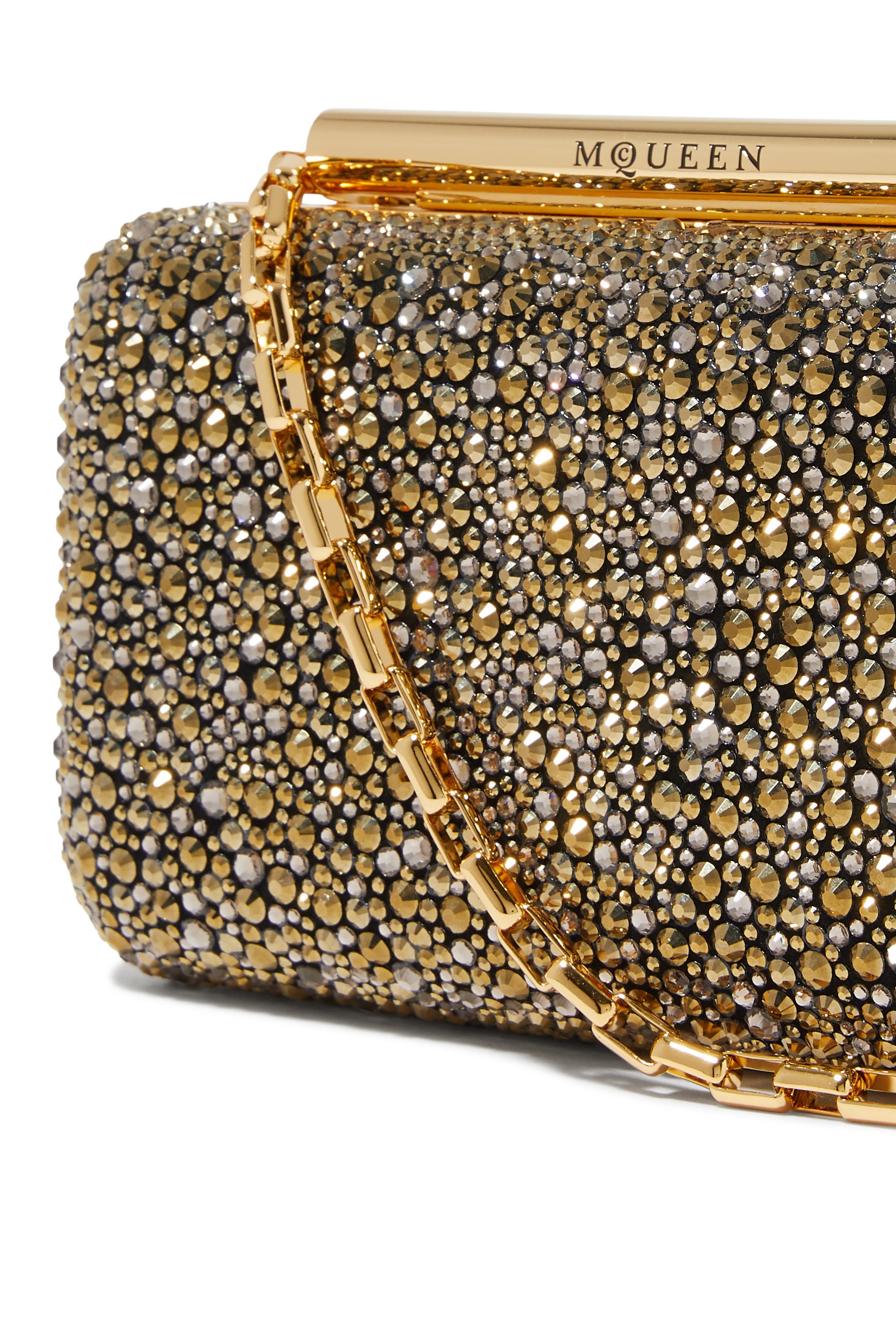 كلاتش بتصميم مربع وبحلية على شكل حرف T 