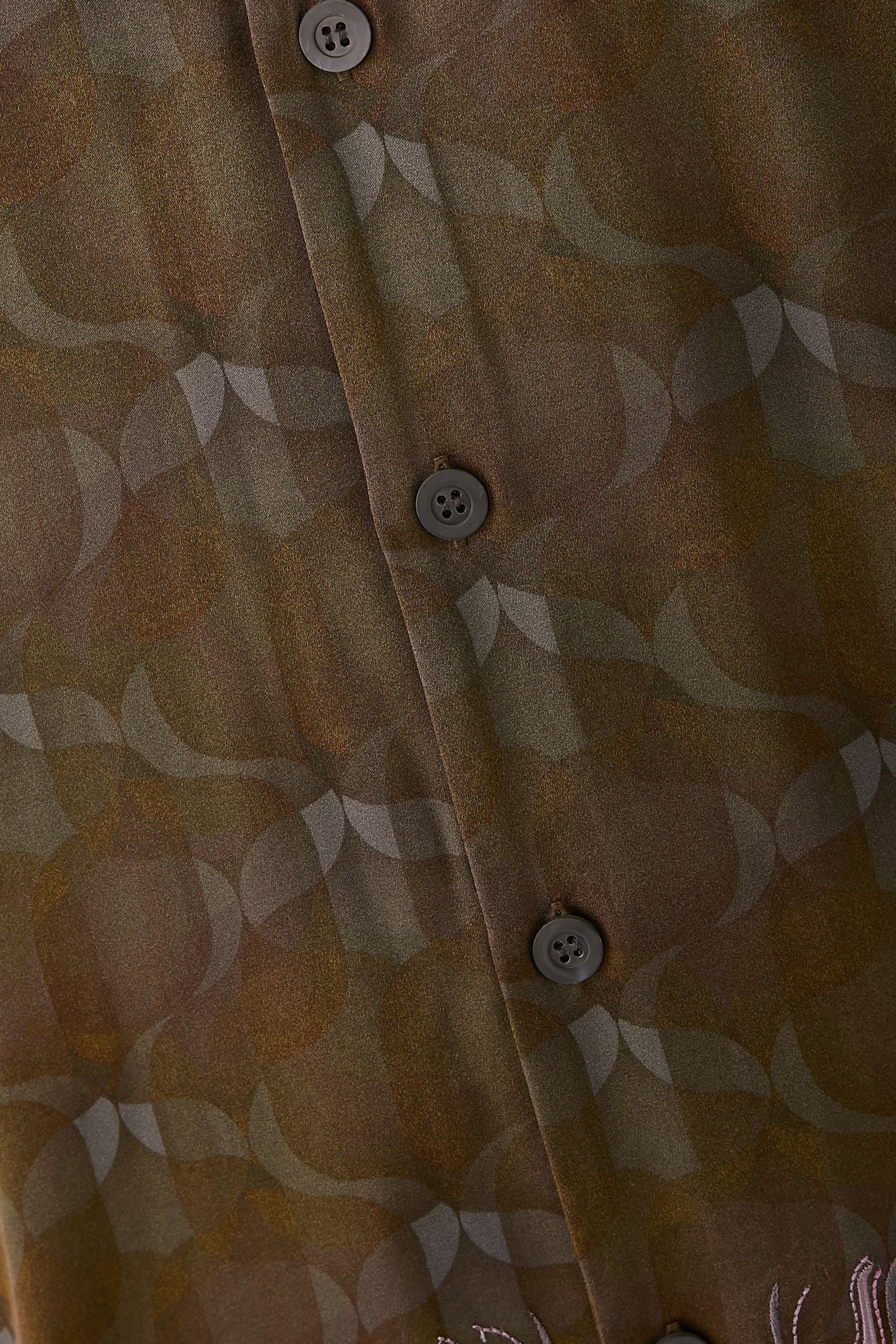 قميص بقصة مربعة بتطريزات