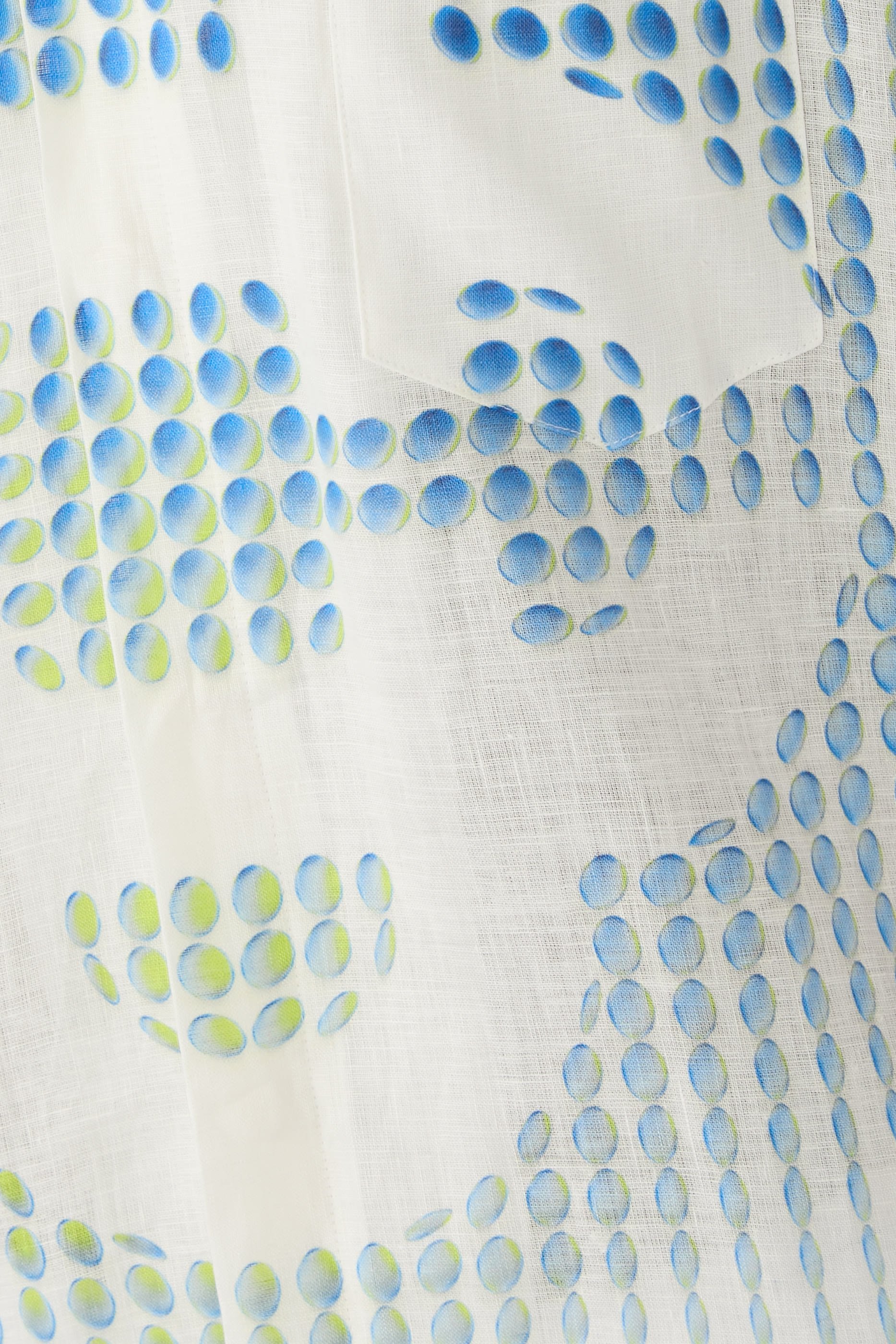 قميص بنقشة منقطة