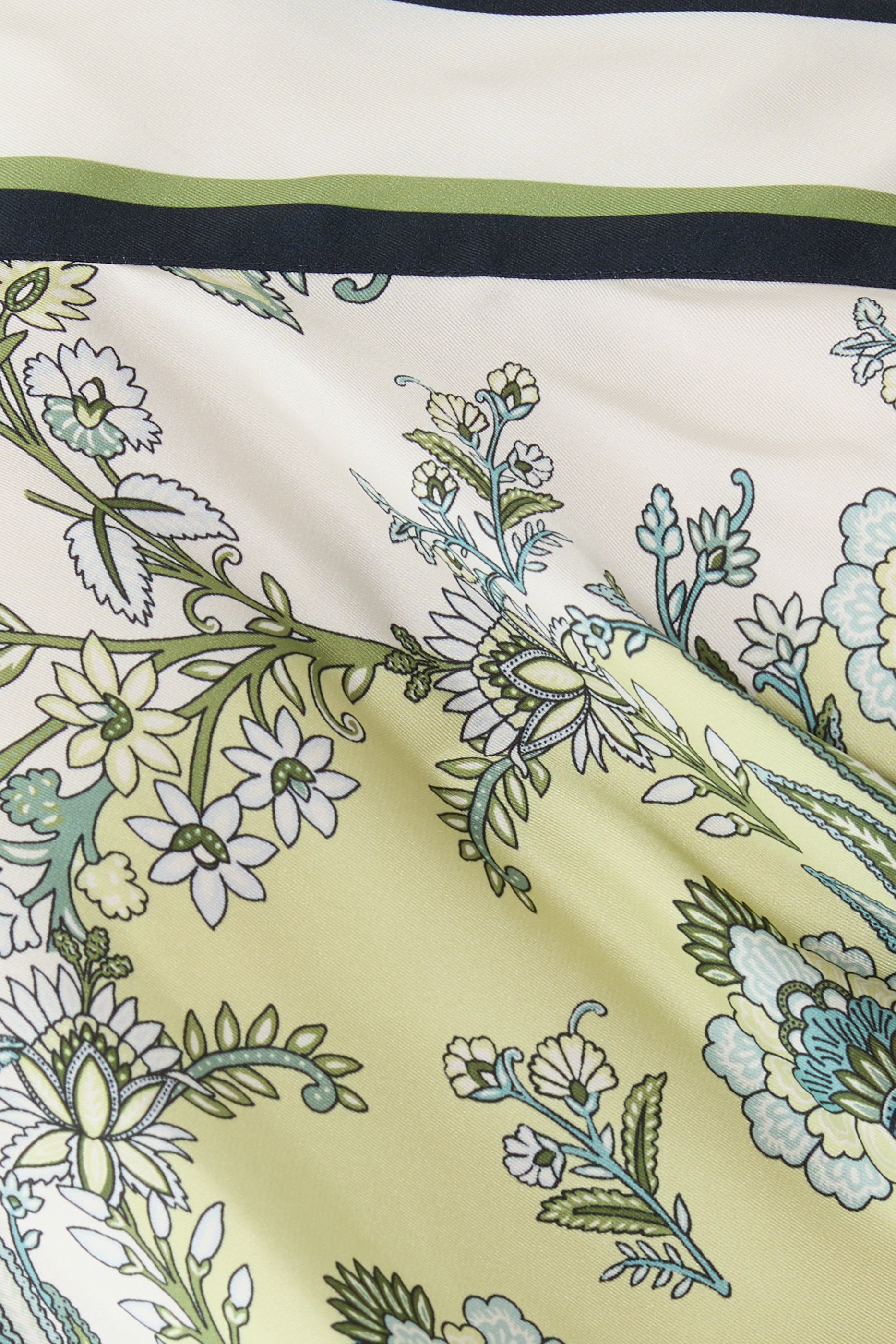 بلوزة تاري بكتف مكشوف