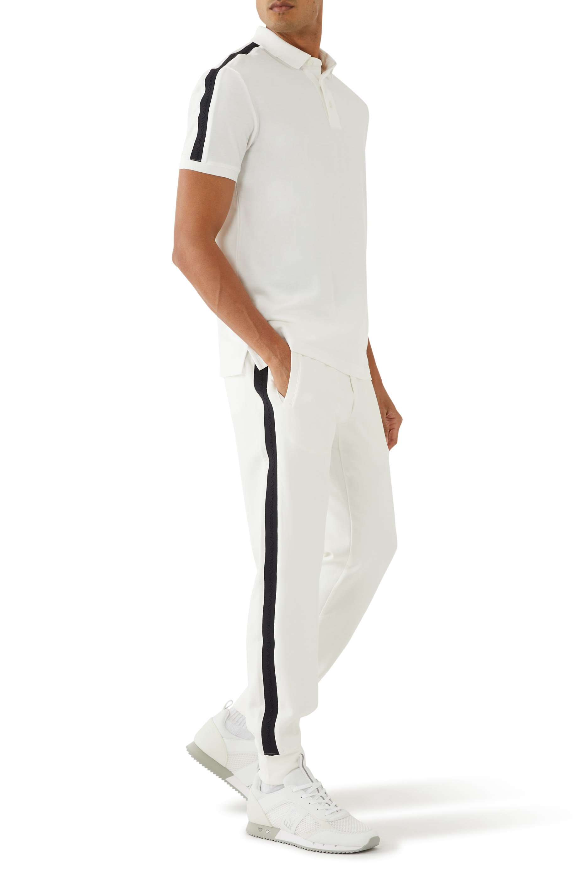 قميص بولو بشريط مطرز بشعار الماركة