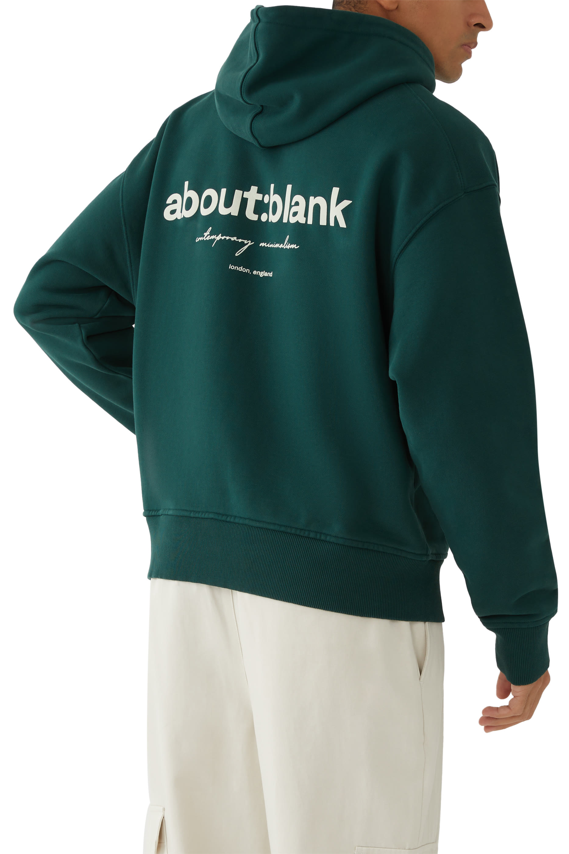 هودي بغطاء رأس وقصة مربعة