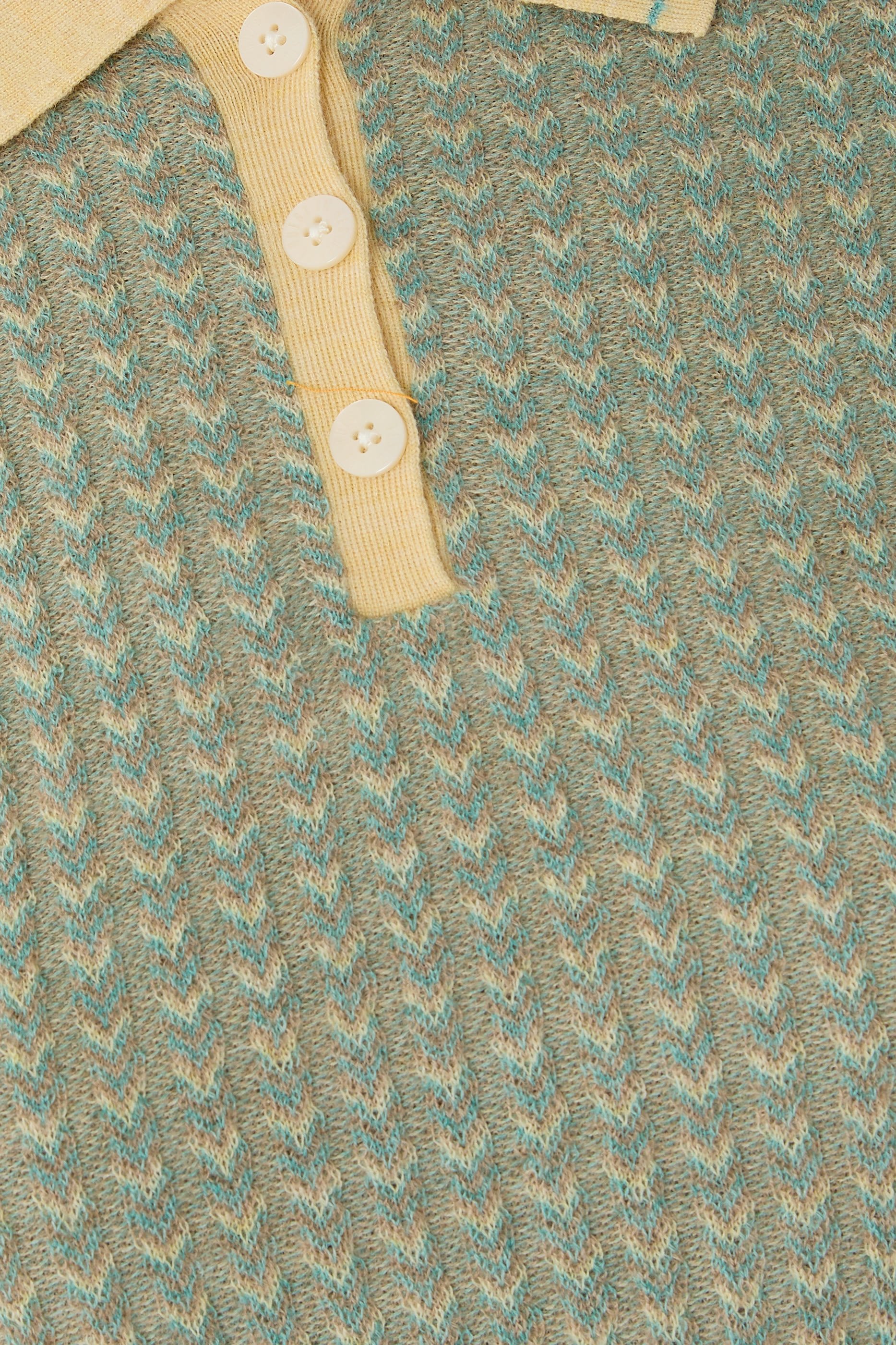 بلوزة بولو بقصة ضيقة قصيرة شيفرون