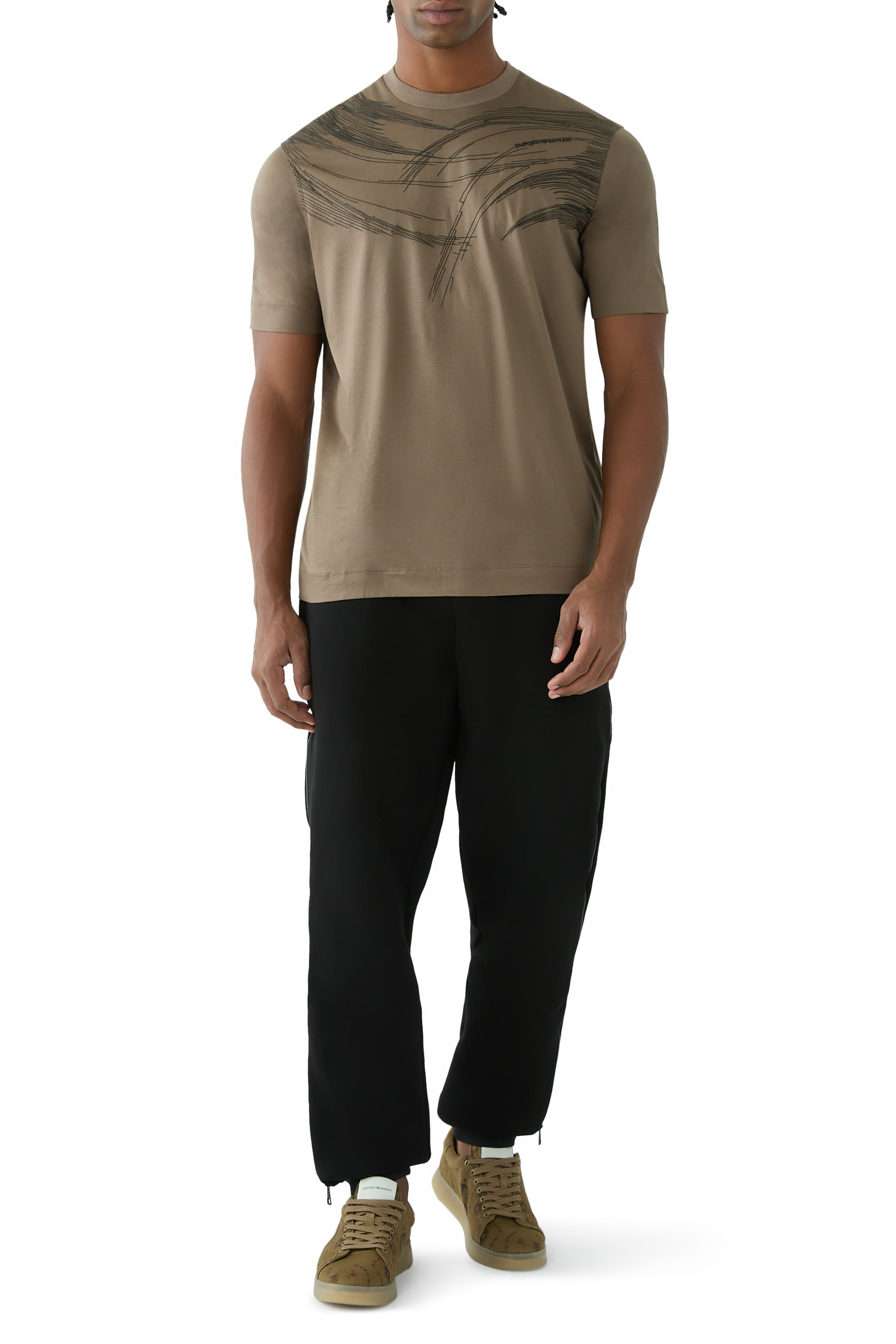 تيشيرت بأكمام قصيرة وشعار الماركة