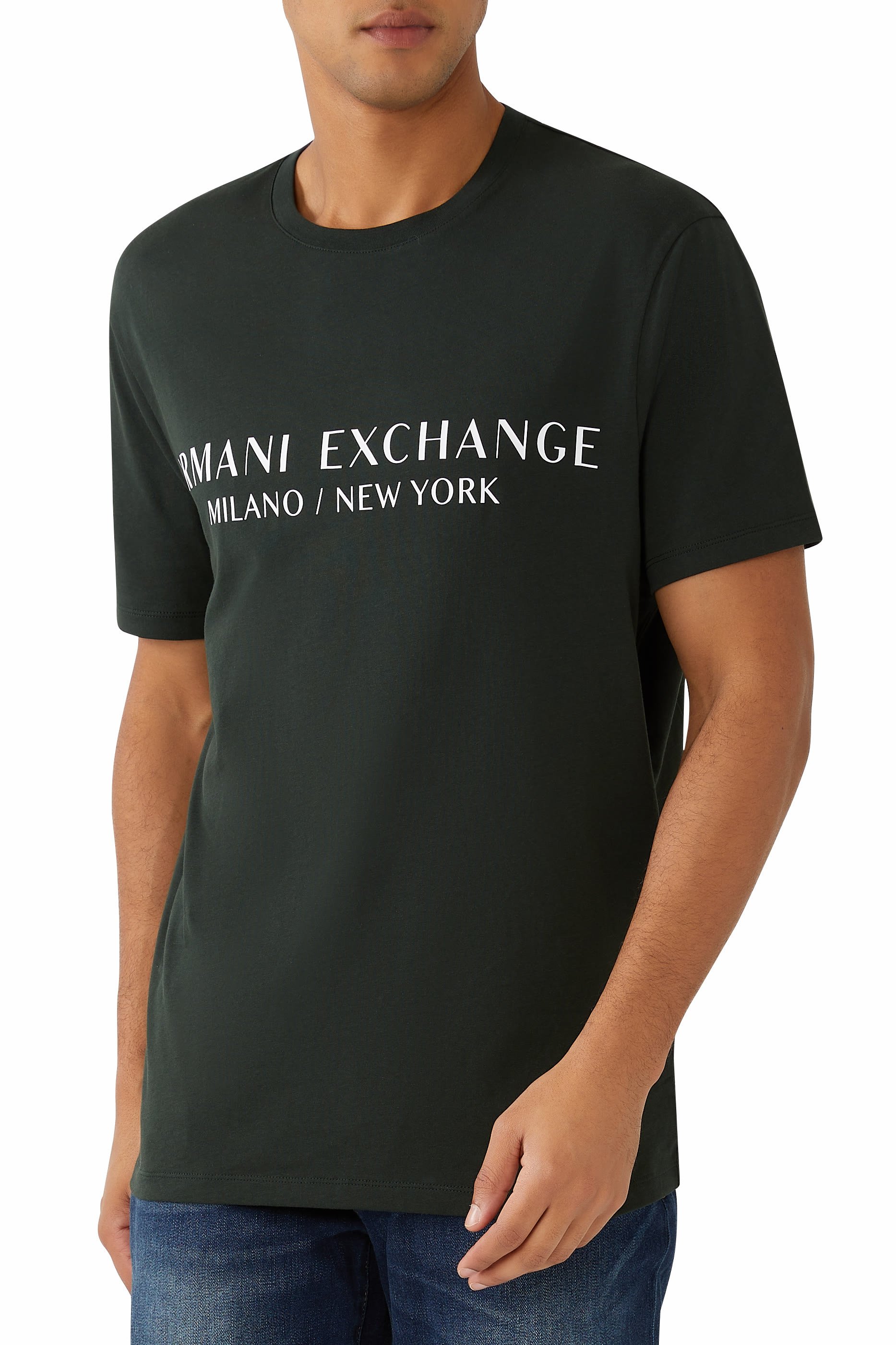 تيشيرت بشعار الماركة بقصة عادية