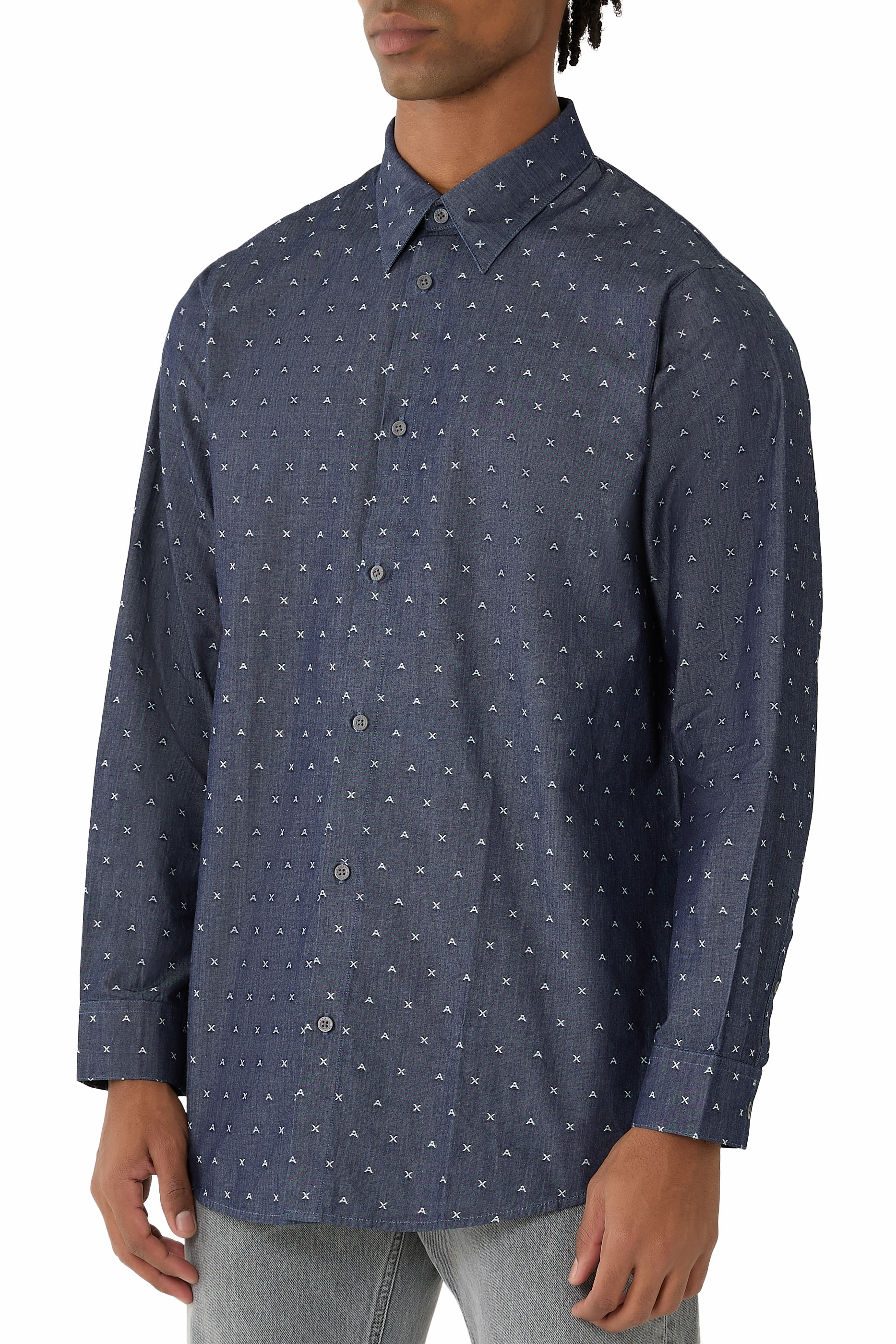 قميص بأكمام طويلة وشعار الماركة