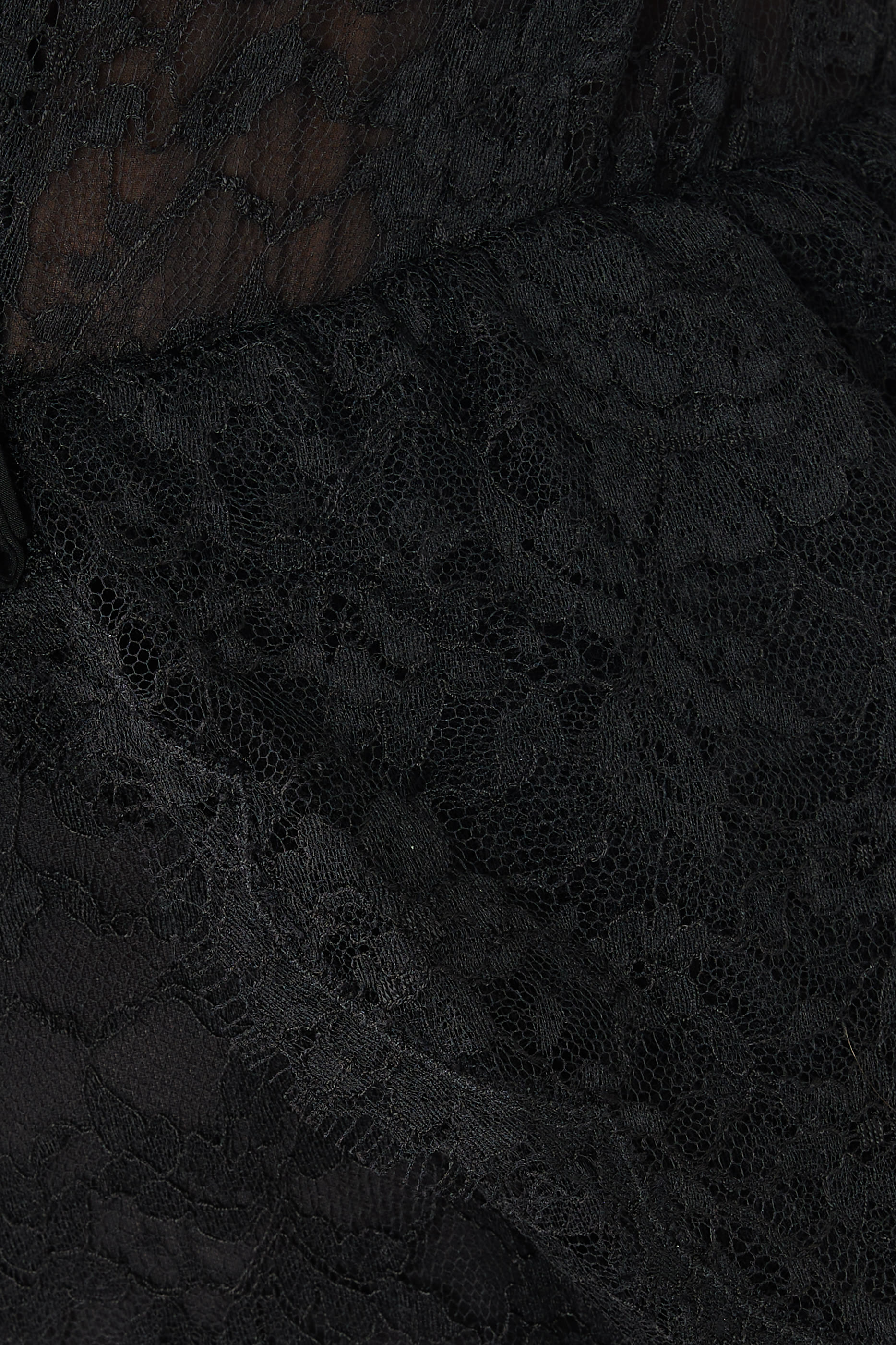 فستان بياقة V وبطانة وحافة جرس دانتيل