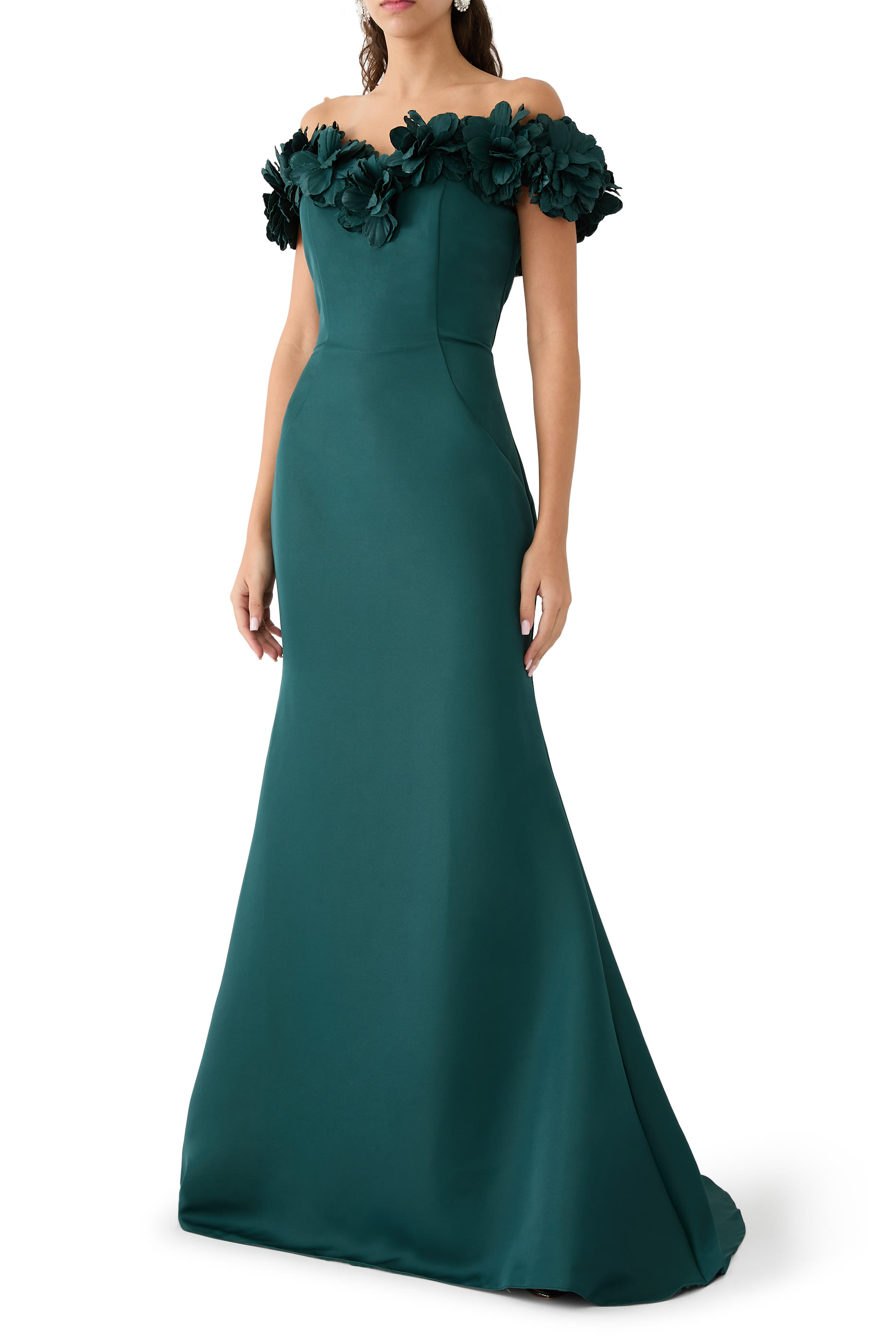 فستان سهرة مطرز بأكتاف مكشوفة وقصة حورية البحر