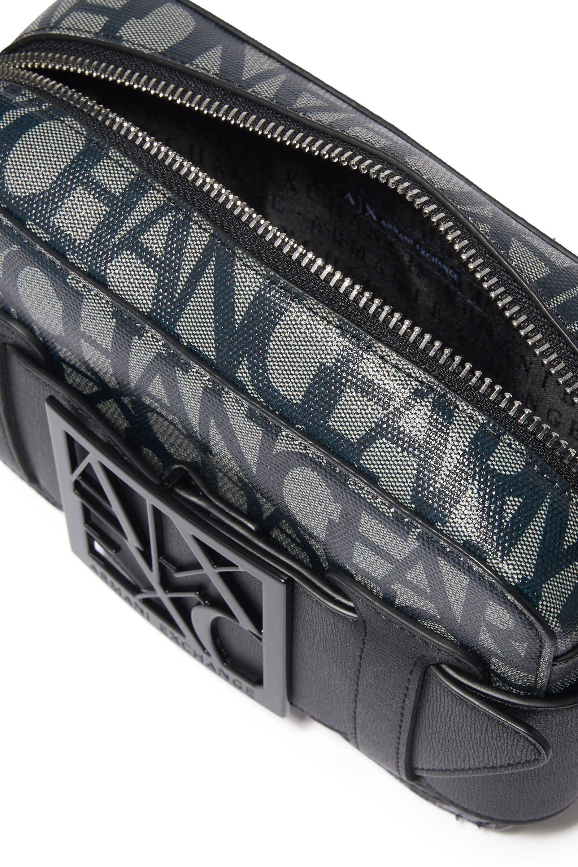 حقيبة كاميرا سوزي مزينة بشعار الماركة بالكامل