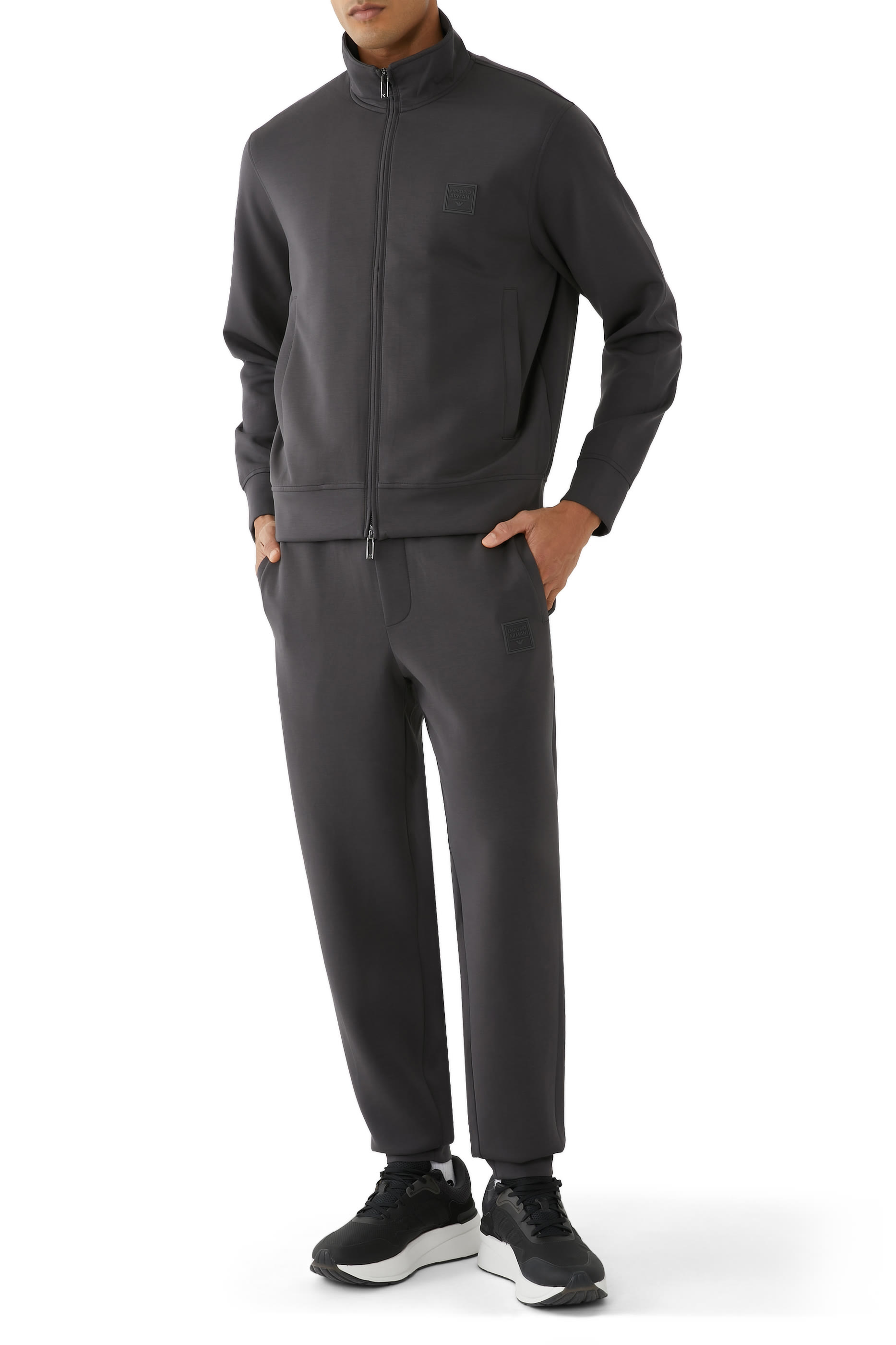 بدلة رياضية بشعار الماركة