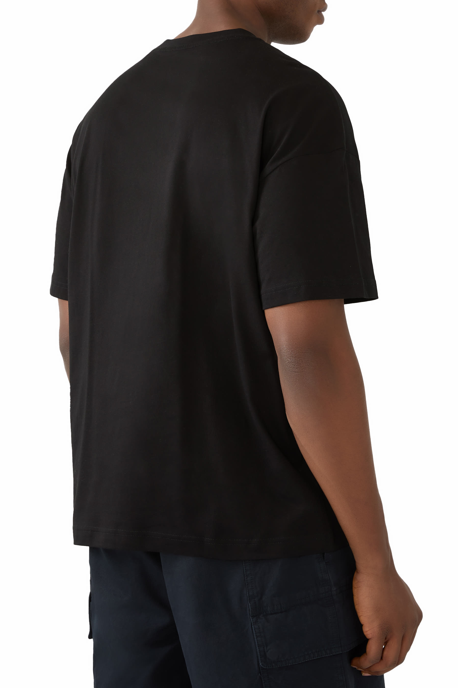 تيشيرت بشعار الماركة بحجم كبير