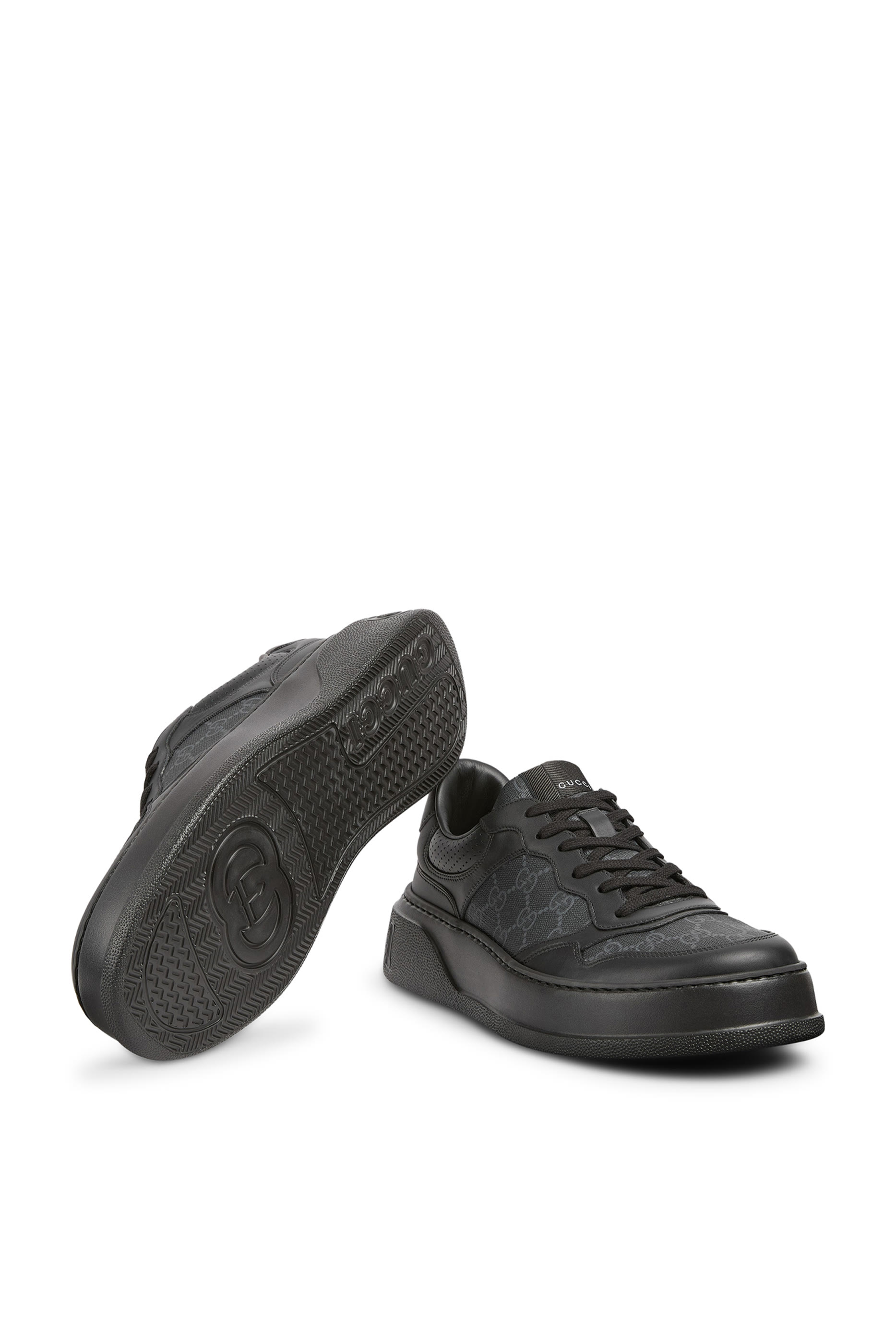 سنيكرز بنعل سميك وشعار حرفي الماركة