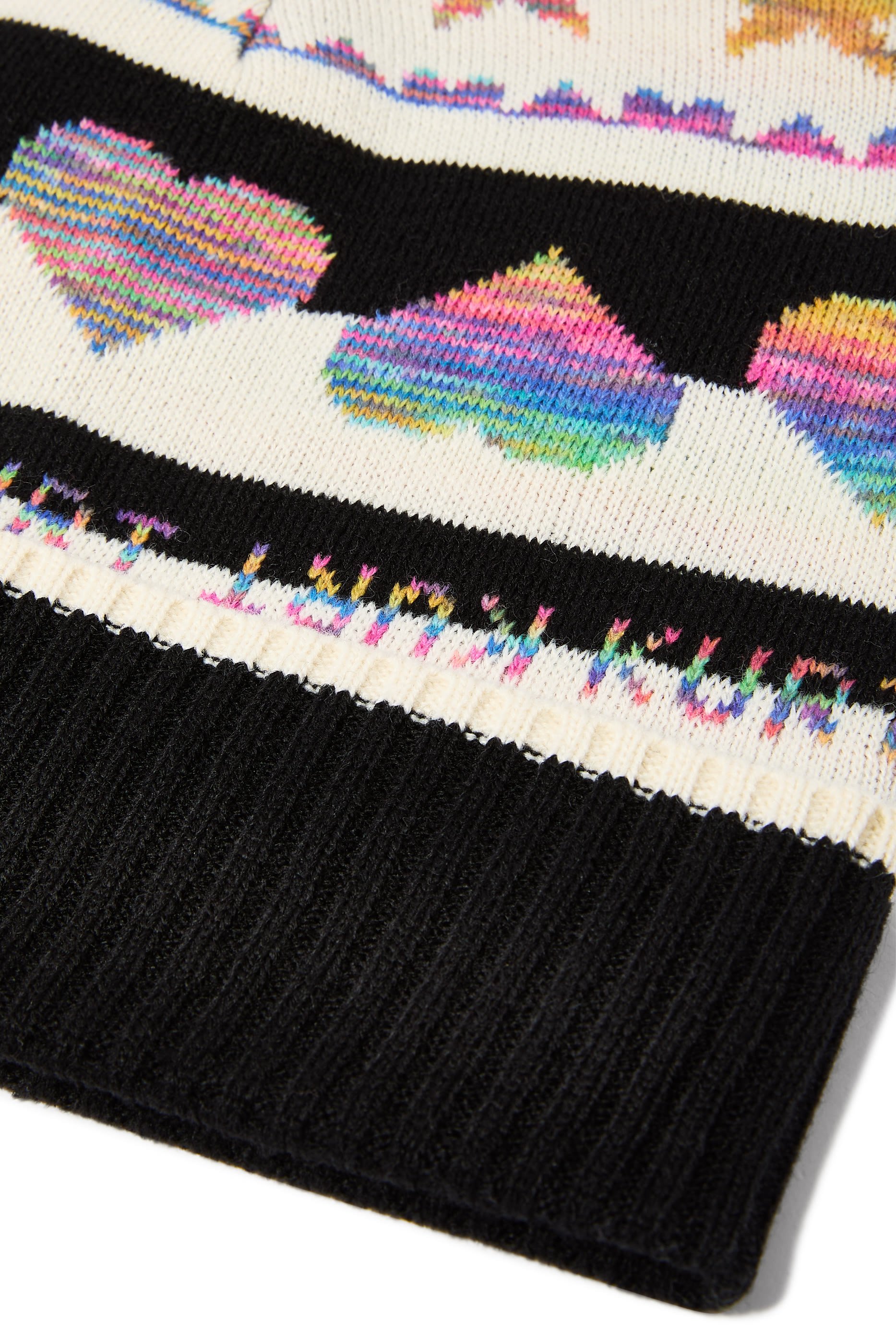 قبعة بيني مزينة بنقشة نجوم وقلوب وفيونكة