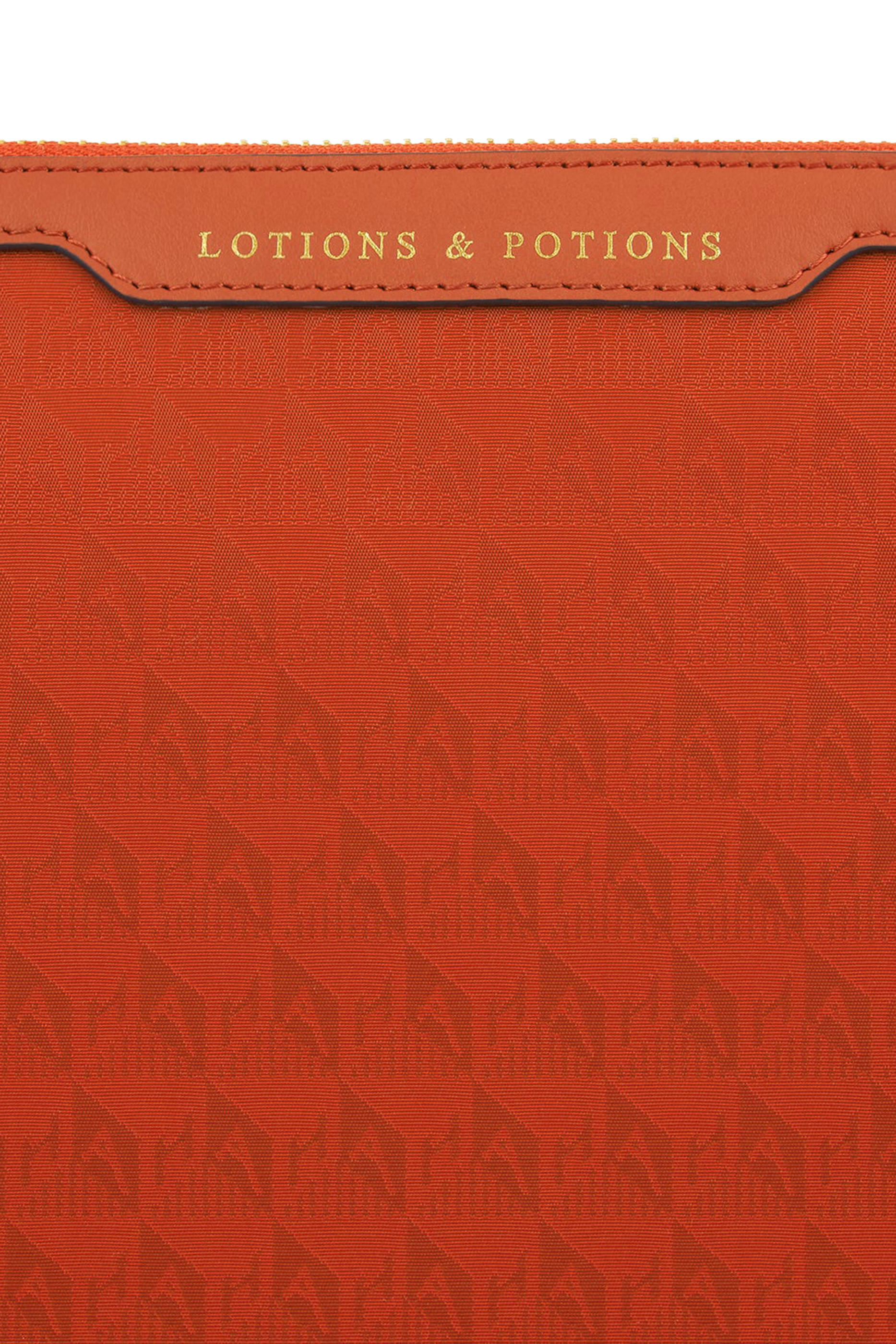 حقيبة صغيرة لوشنز اند بوشنز بشعار الماركة