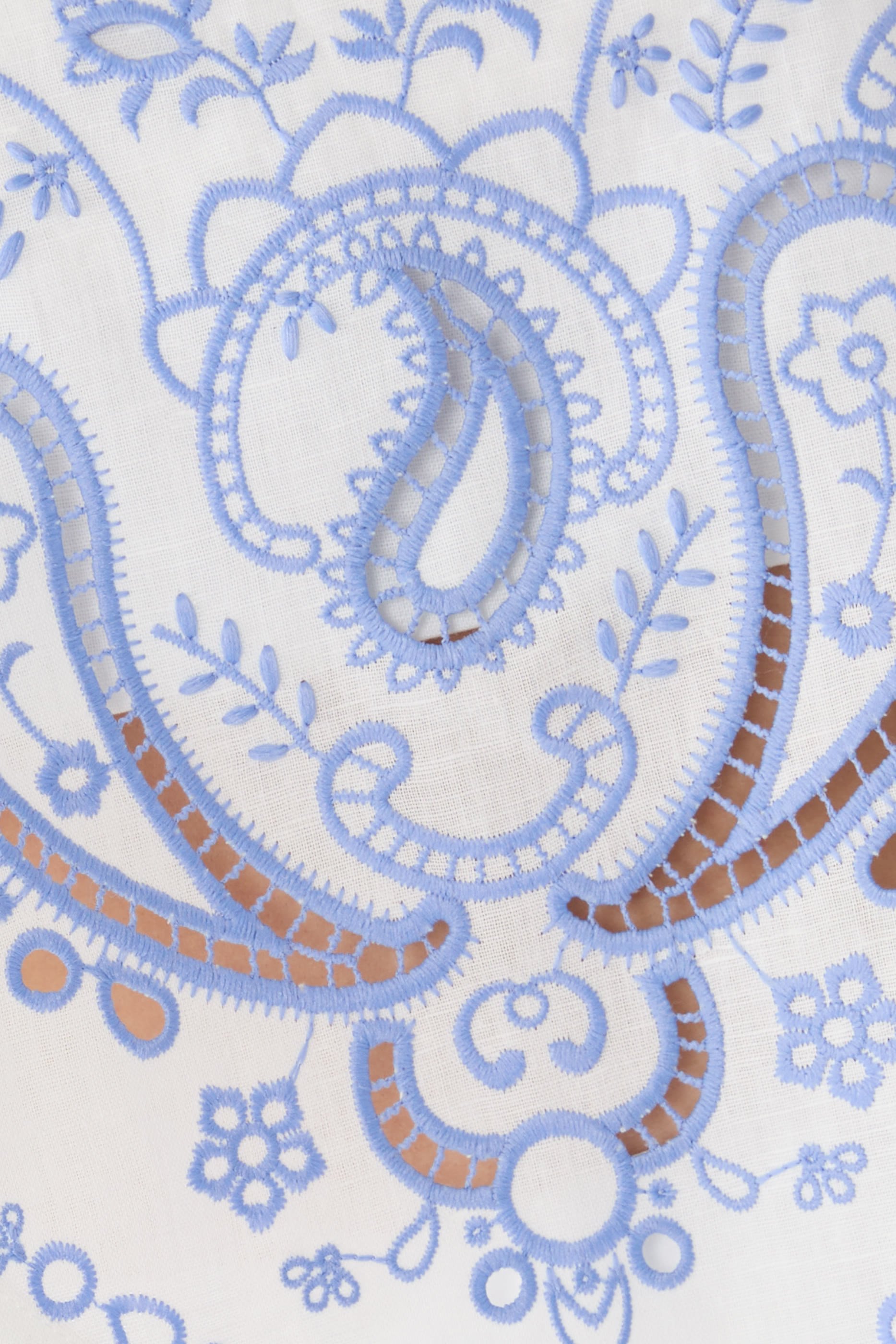 بلوزة مطرزة كتان