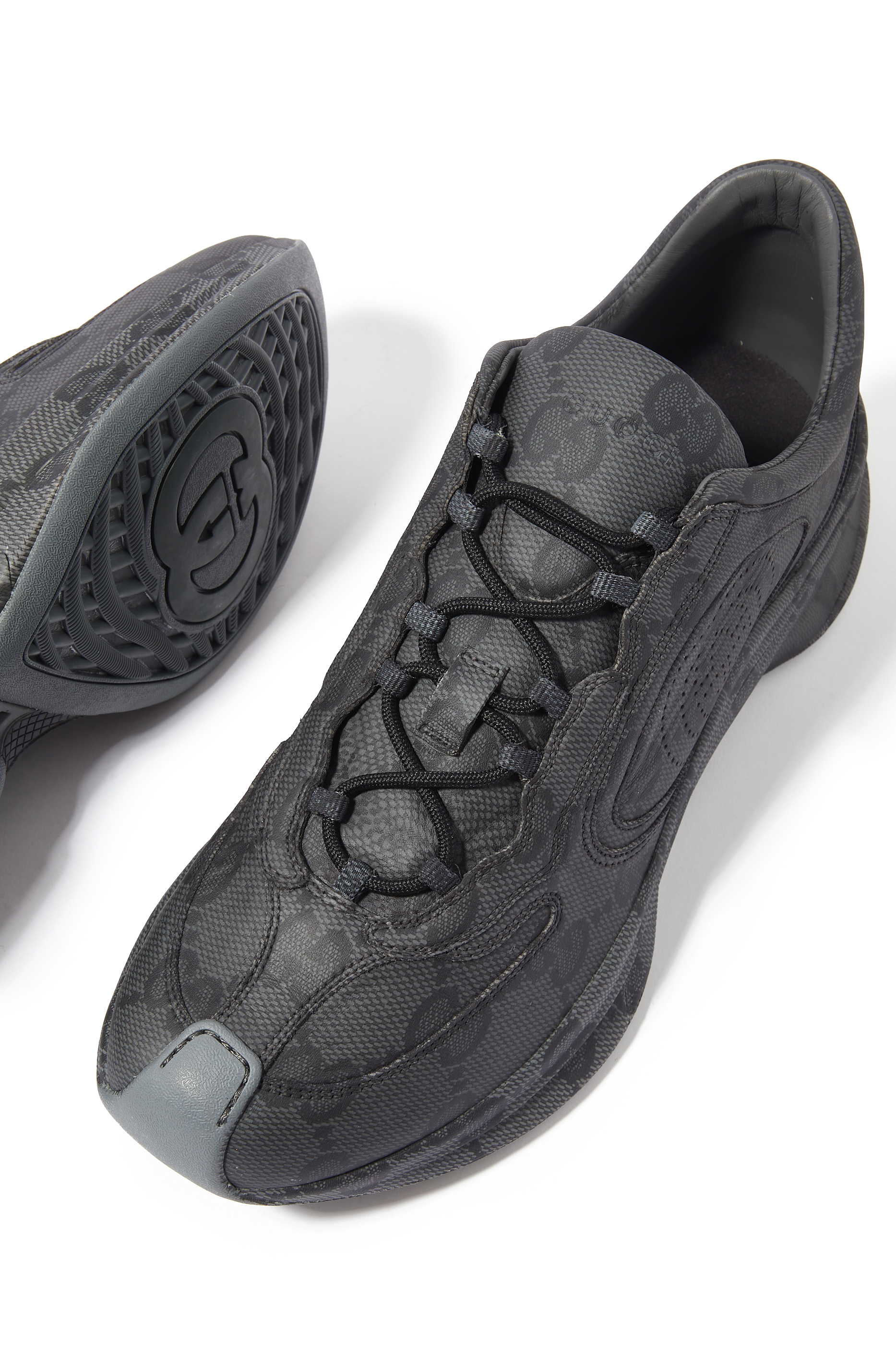 سنيكرز للجري بنقشة حرفي شعار الماركة