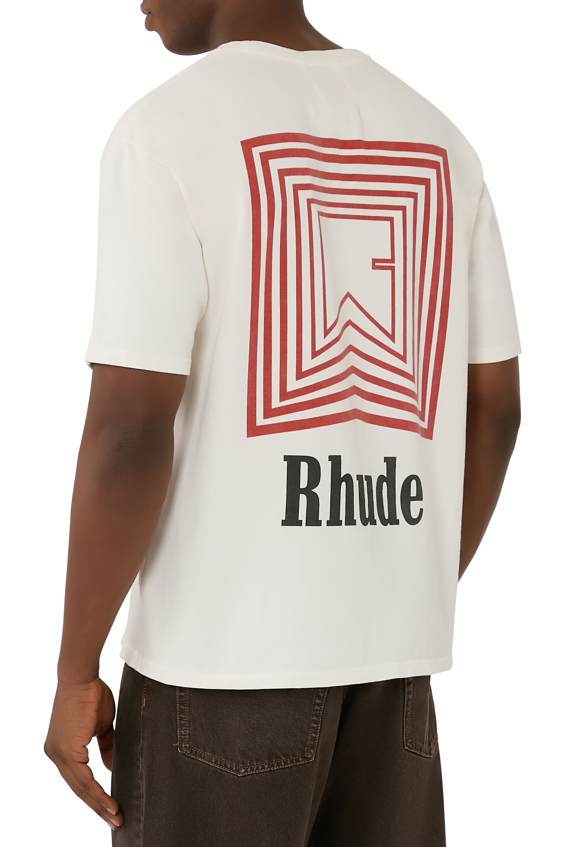 تيشيرت بنقشة مكررة بشعار الماركة وخطوط متعرجة