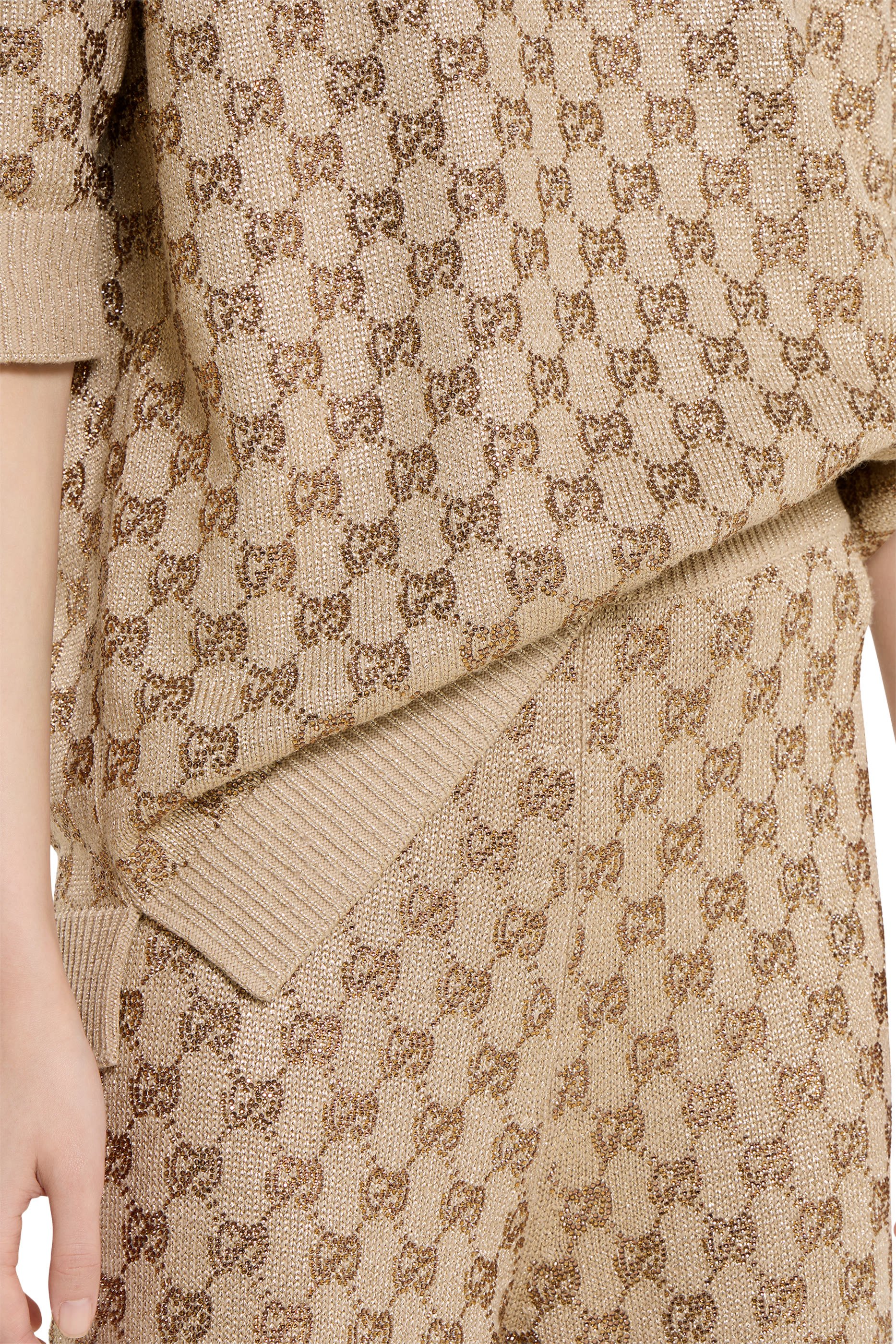 بنطال ليجر بنقشة شعار حرفي الماركة مرصع بالكريستال بالكامل 