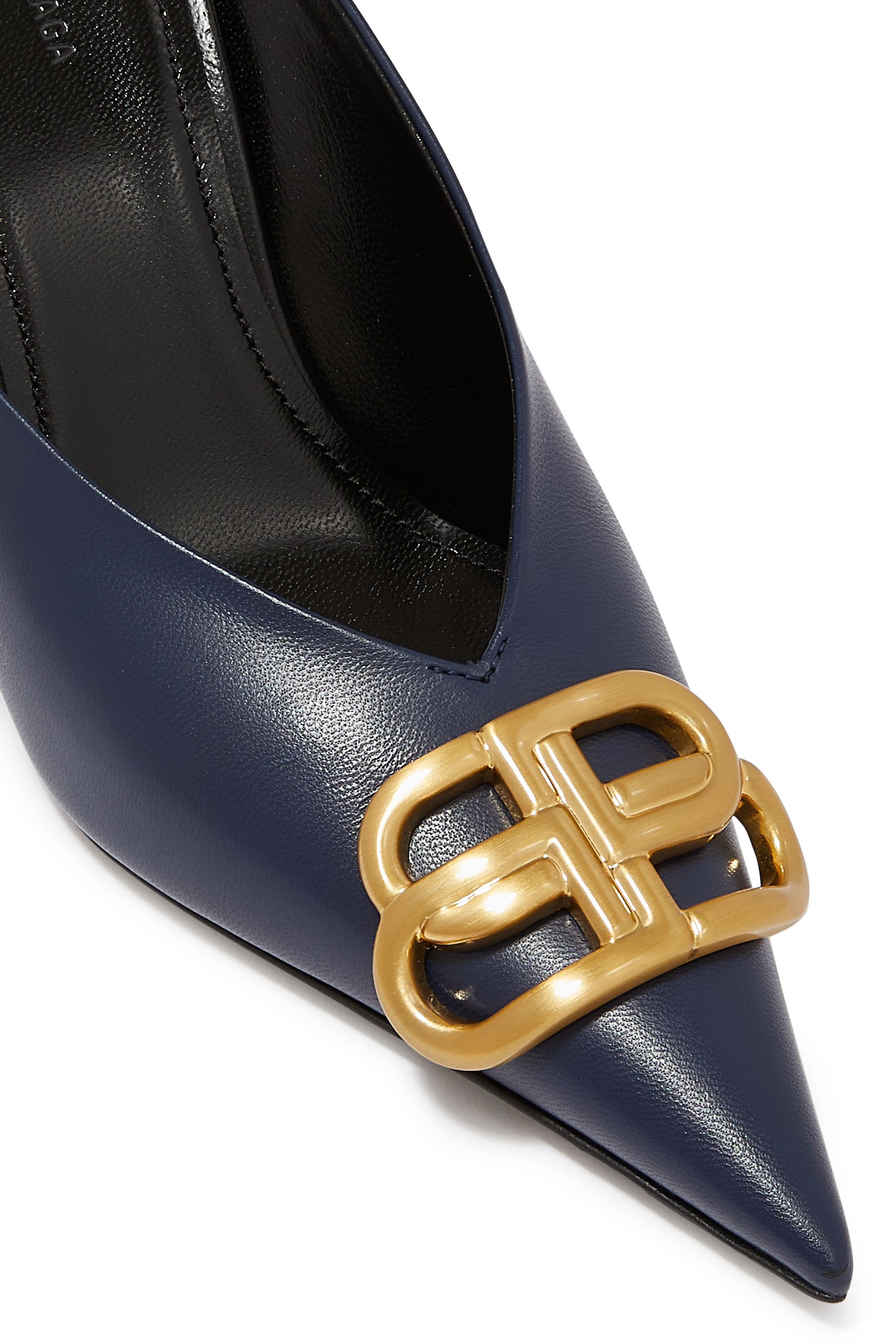 حذاء مفتوح من الخلف 80 جلد بمقدمة مدببة وكعب مربع وشعار BB