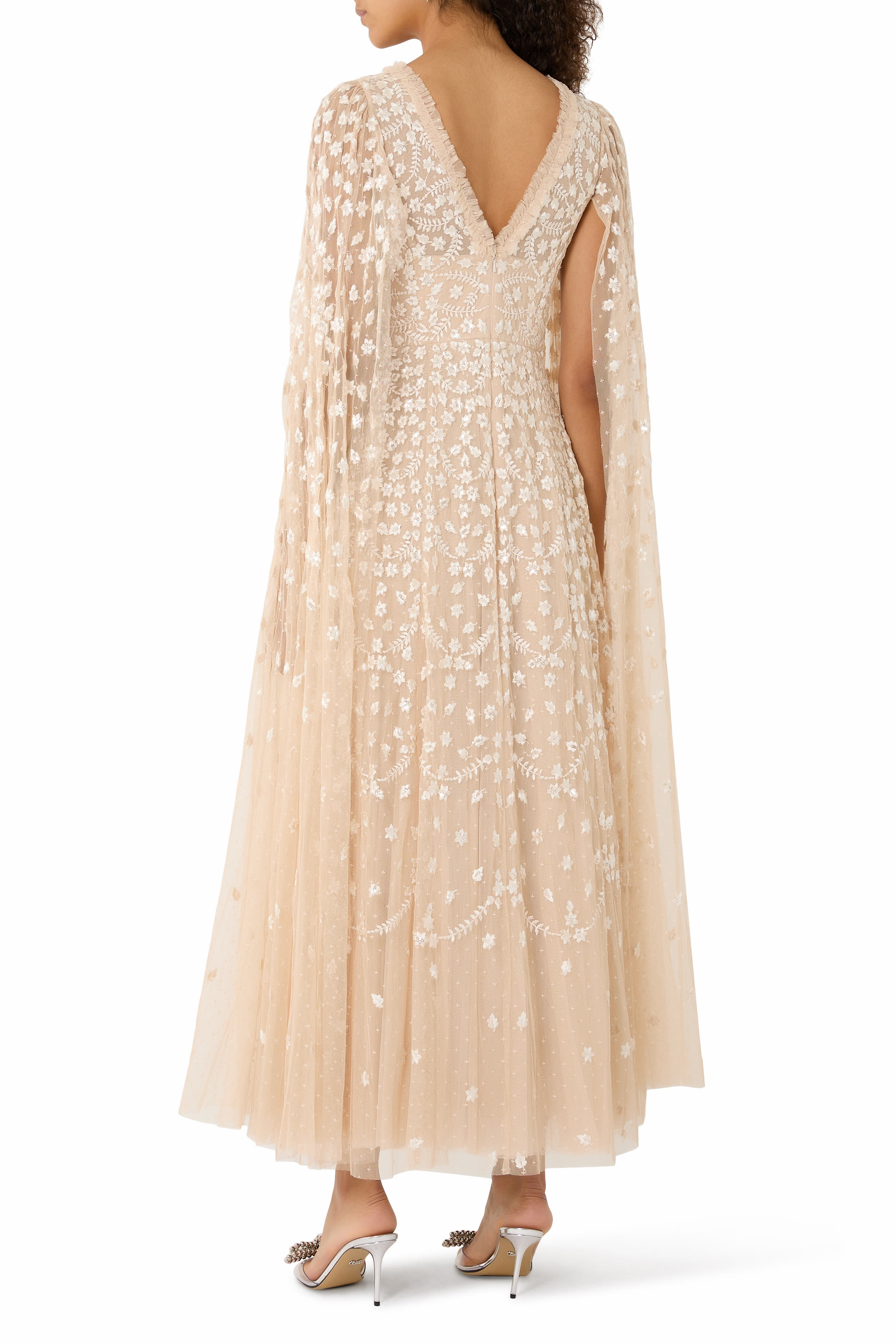 فستان سهرة بقصة بطول الكاحل بأكمام كاب وتطريزات بنقشة زهرة البرسيم