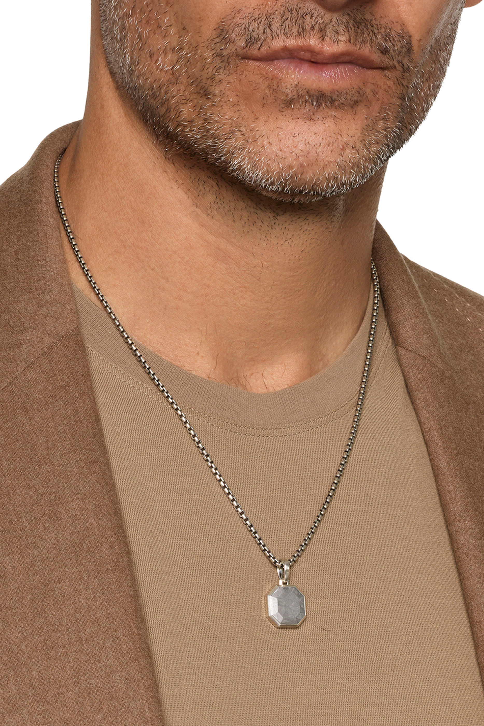 دلاية متعددة الأوجه مرصعة بحجر نيزك، فضة استرلينية