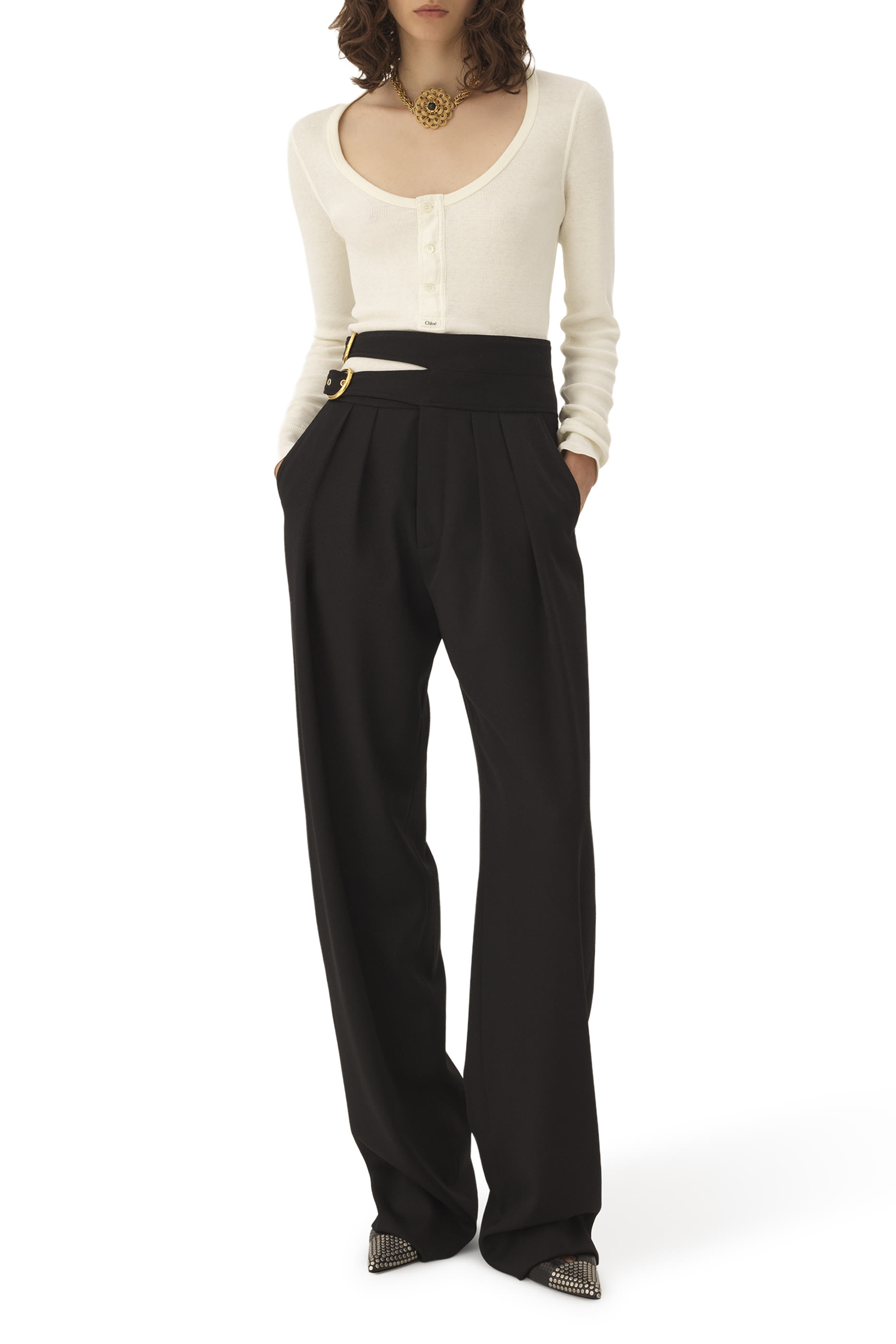 قميص بياقة هينلي عميقة