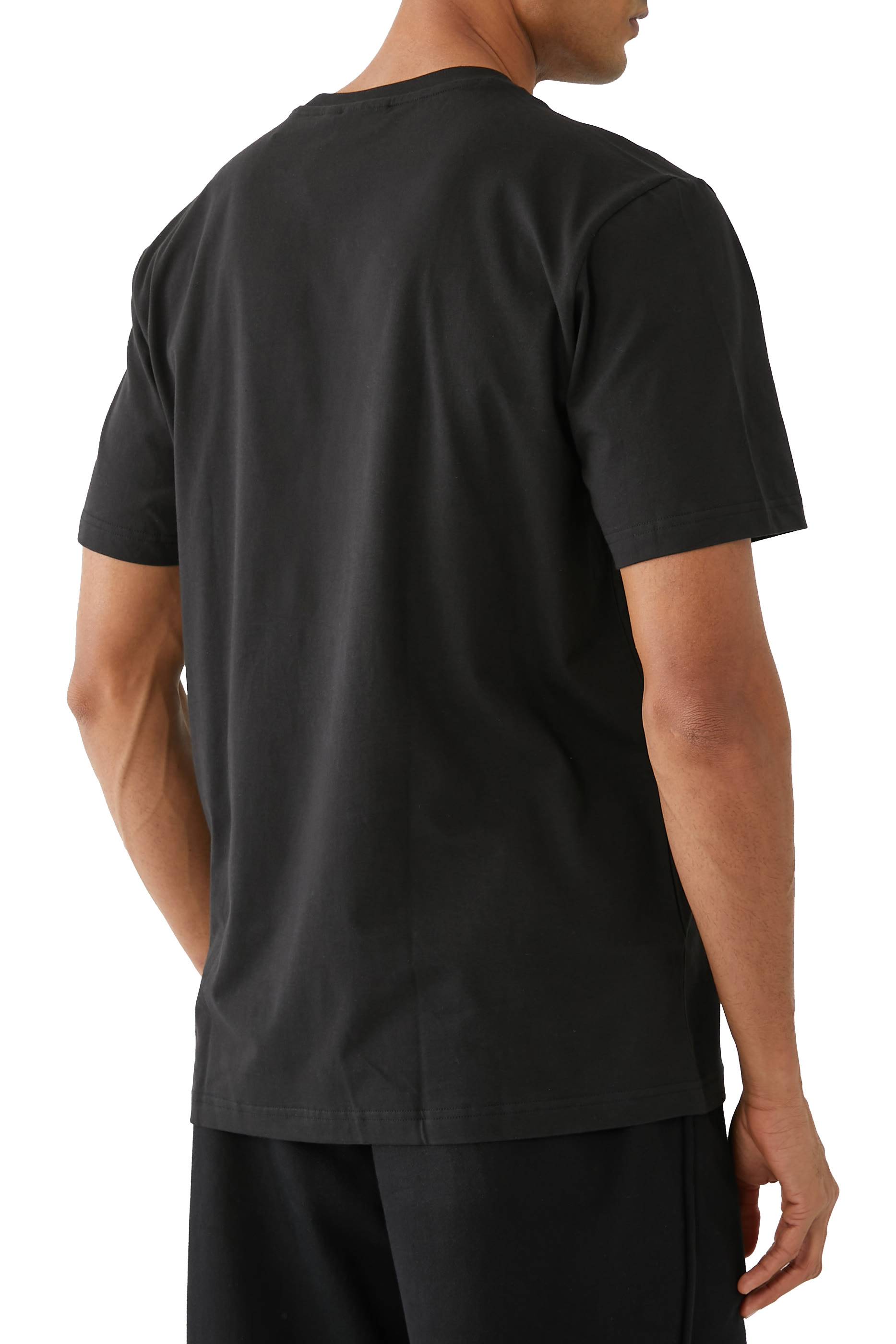 تيشيرت بشعار أديداس