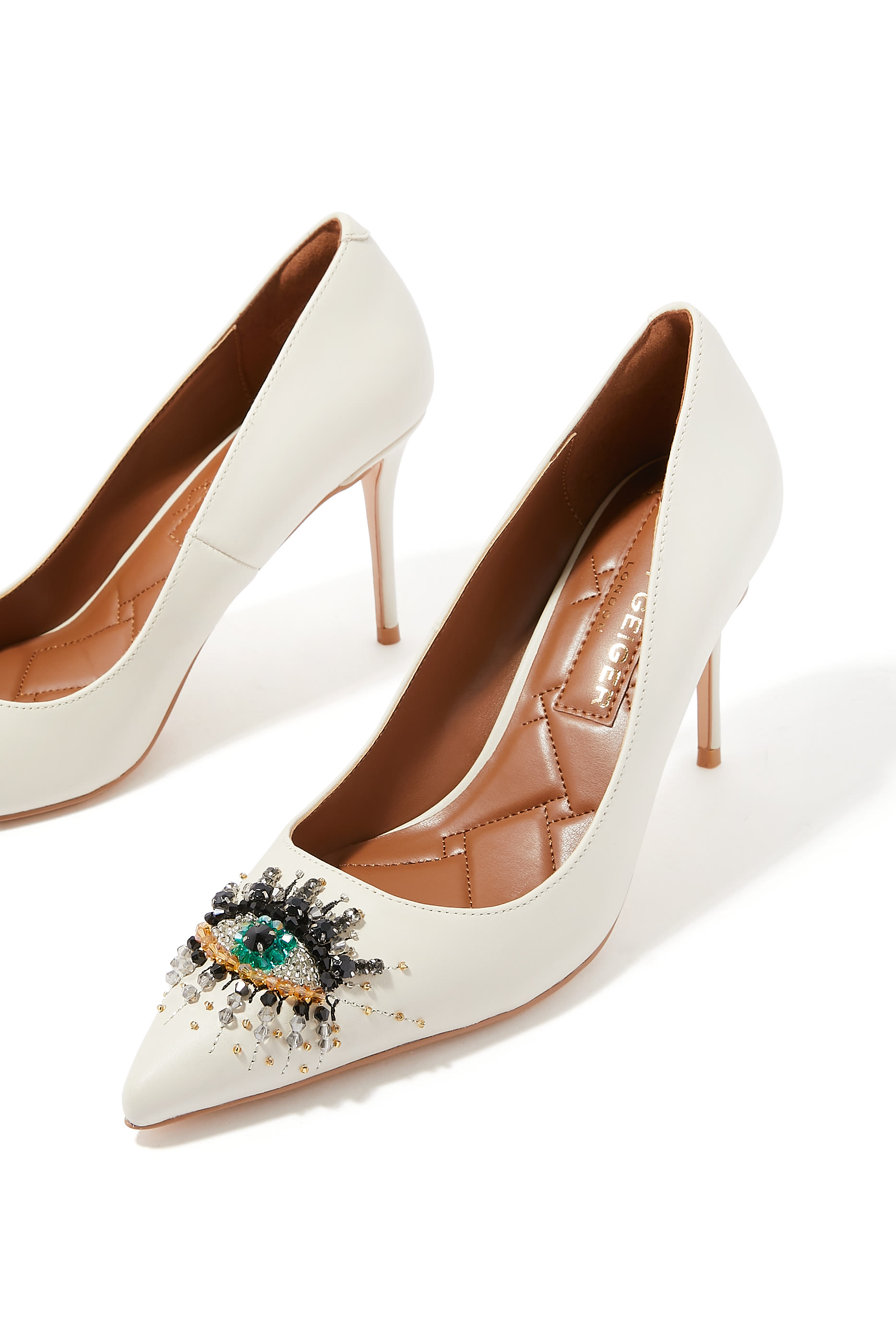 حذاء كلاسيك بلغرافيا 85 بنقشة عين حسود