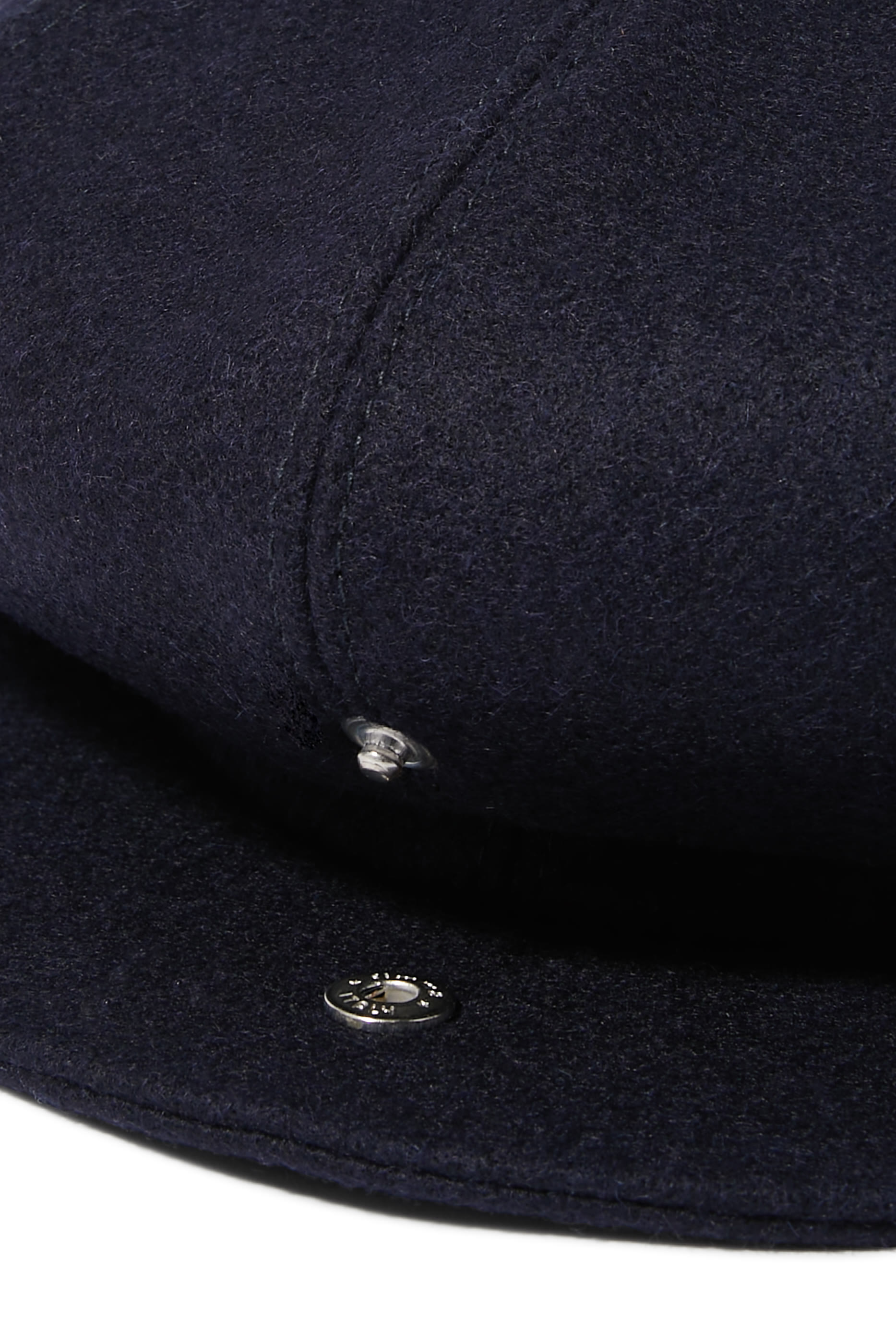 قبعة بشعار الماركة