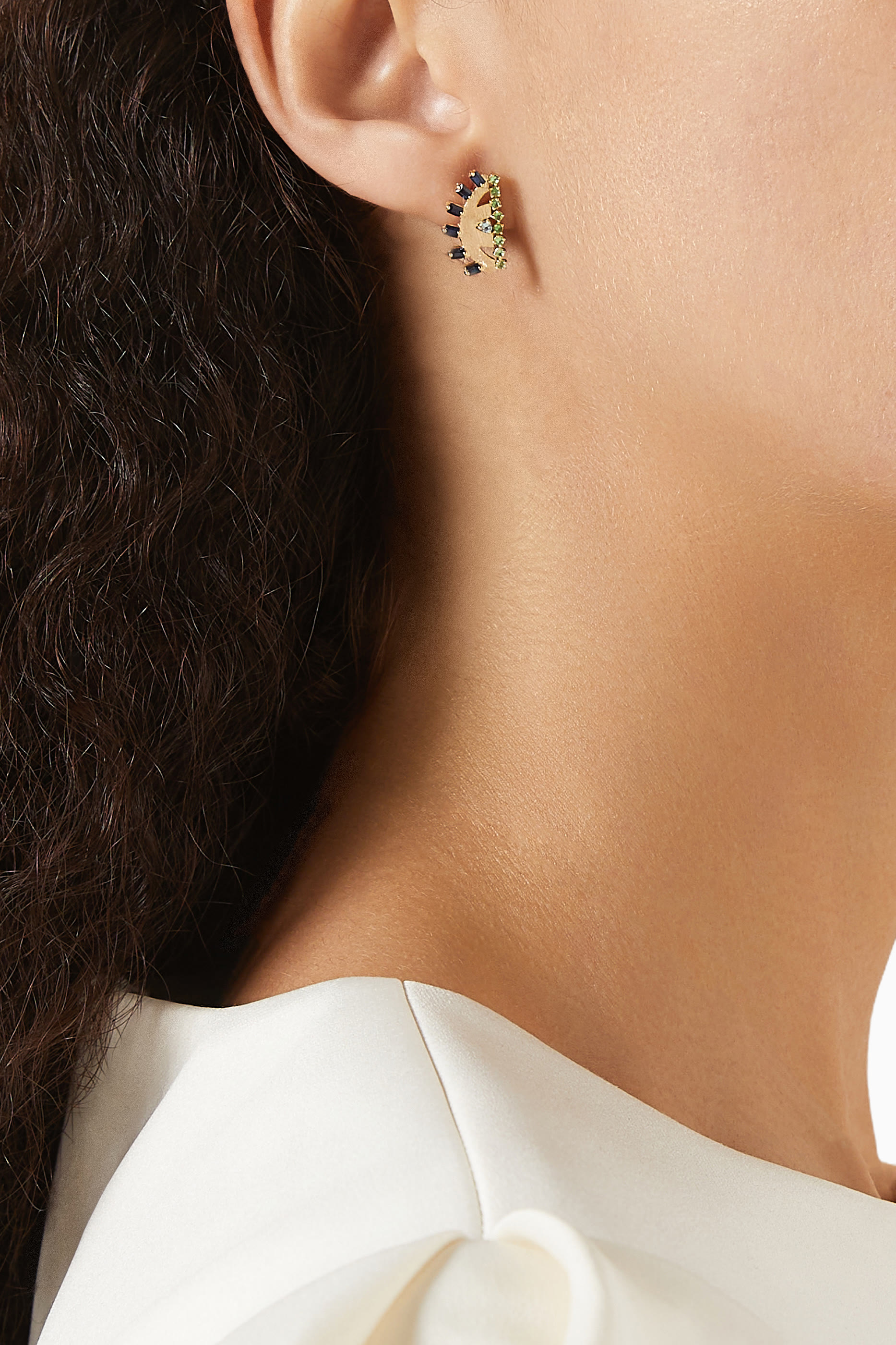 أقراط يا عين نجلاء مرصعة بتوباز أزرق، زمرد وياقوت، ذهب أصفر عيار 18