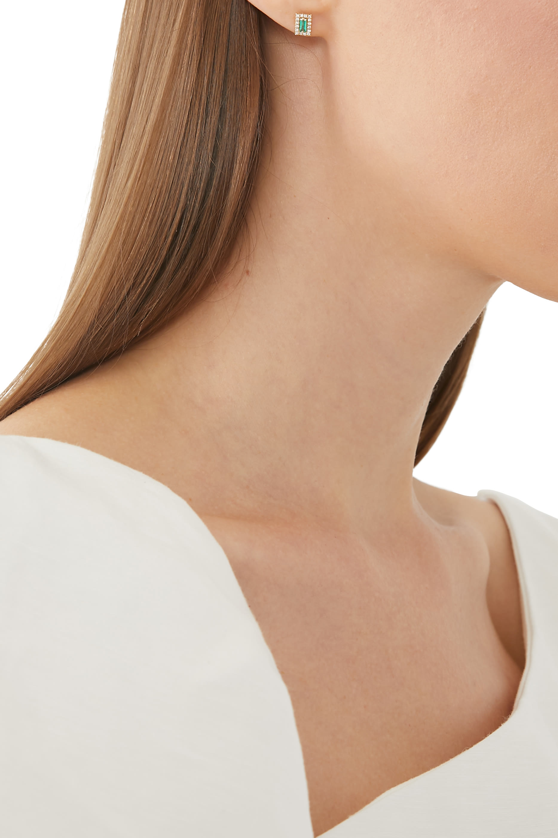 أقراط مرصعة بالزمرد والماس