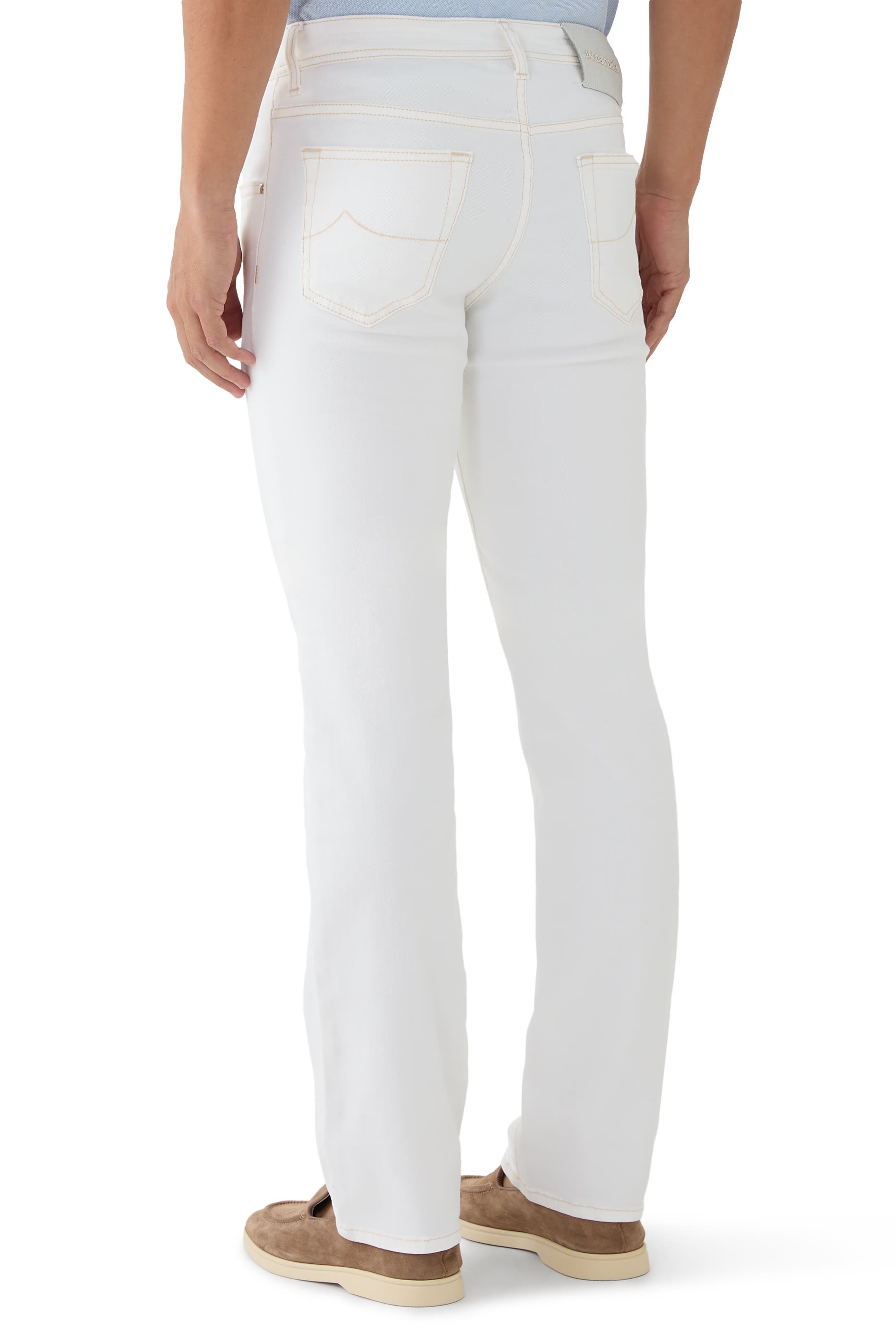 بنطال بخمس جيوب وقصة ضيقة