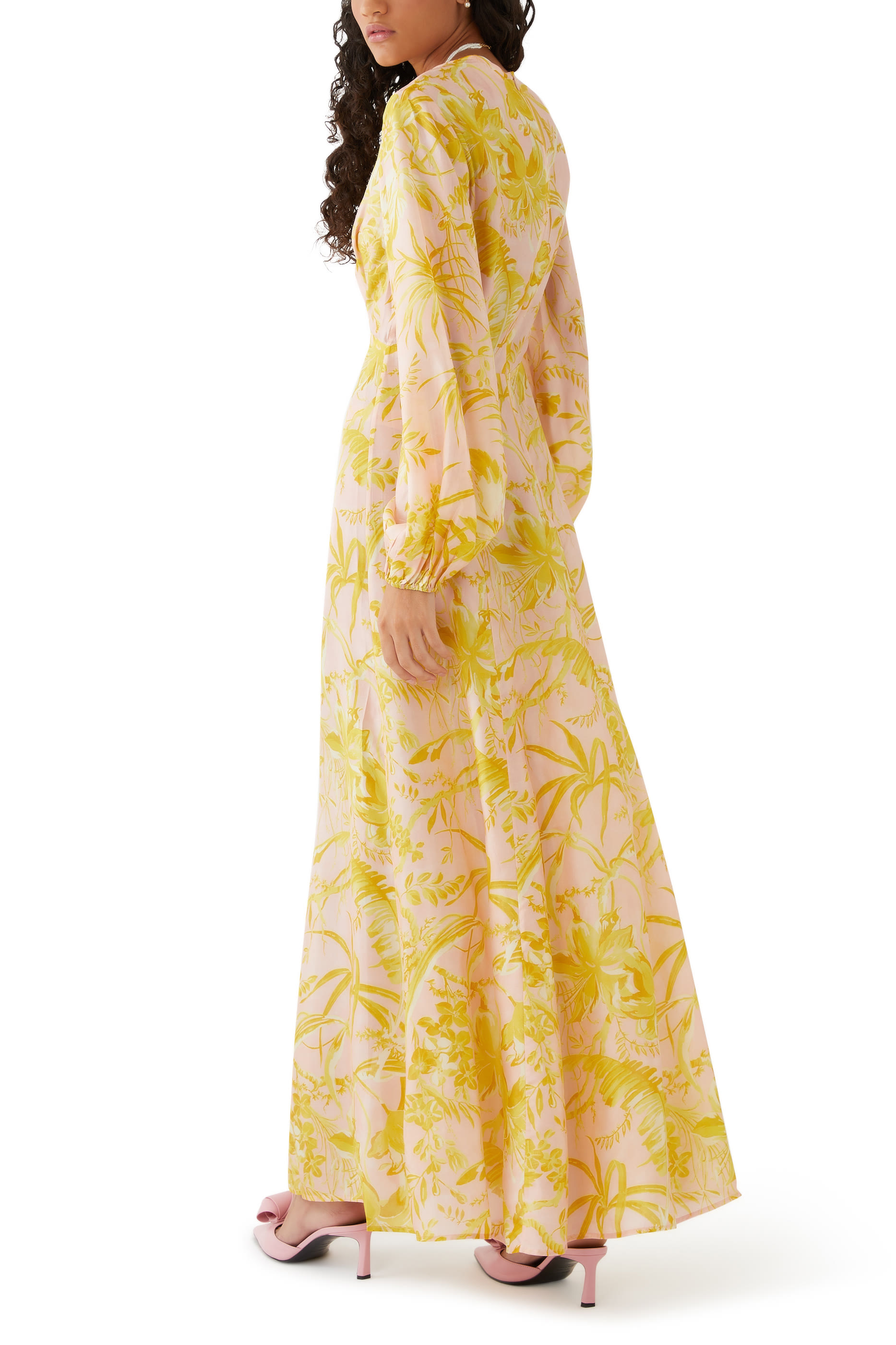 فستان طويل بأكمام طويلة